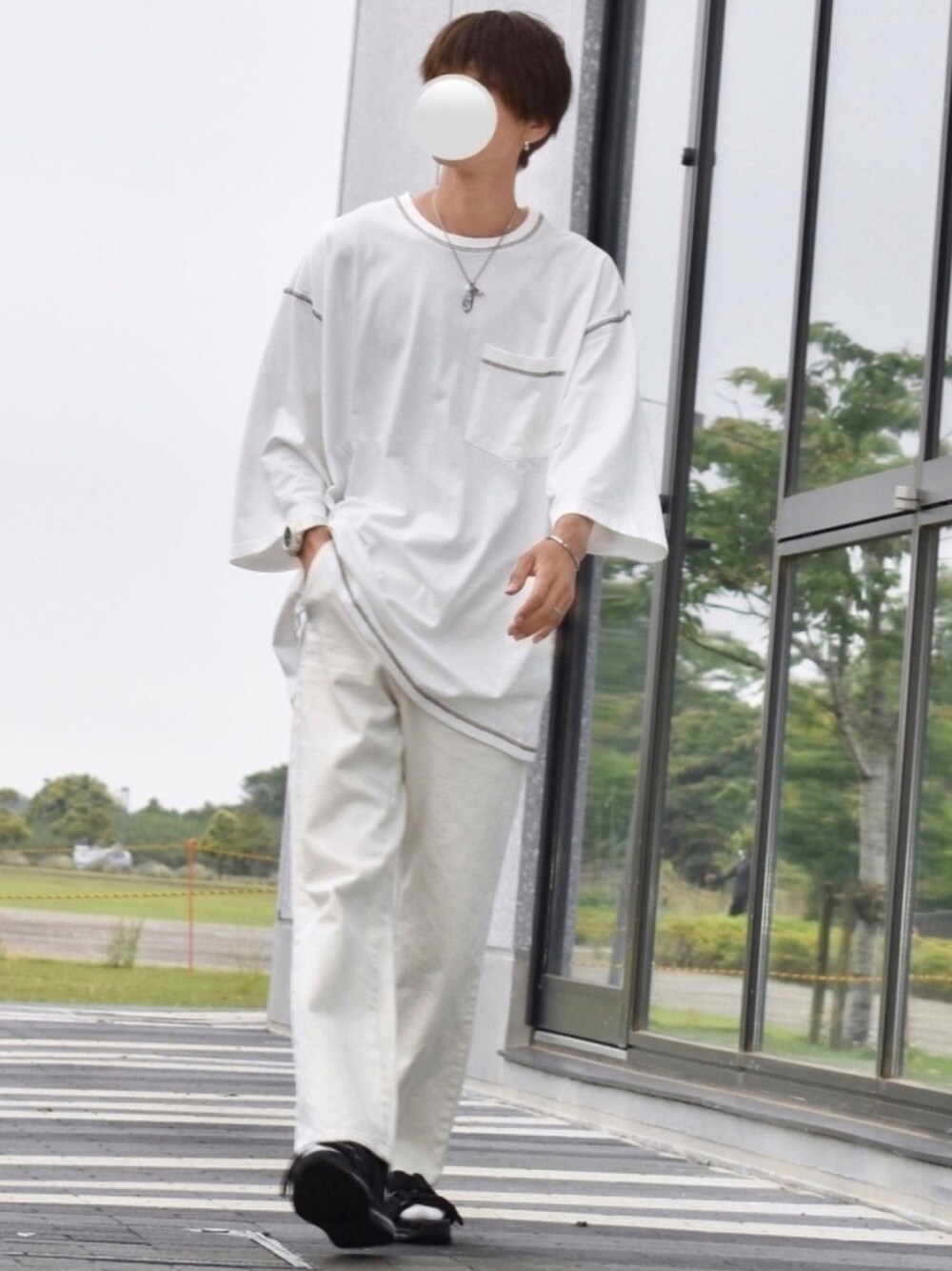 ホワイト系のTシャツ/カットソー、ホワイト系のその他パンツ、ブラック系のサンダルを着用したメンズの春コーディネートの1枚目の写真