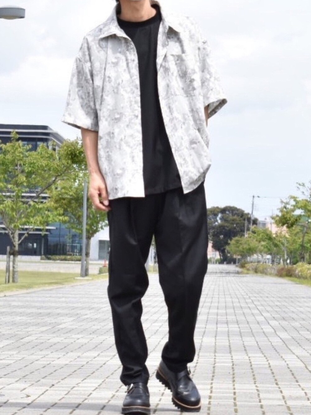ブルー系のシャツ/ブラウス、ブラック系のシャツ/ブラウス、ブラック系のスラックスを着用したメンズの夏コーディネートの1枚目の写真