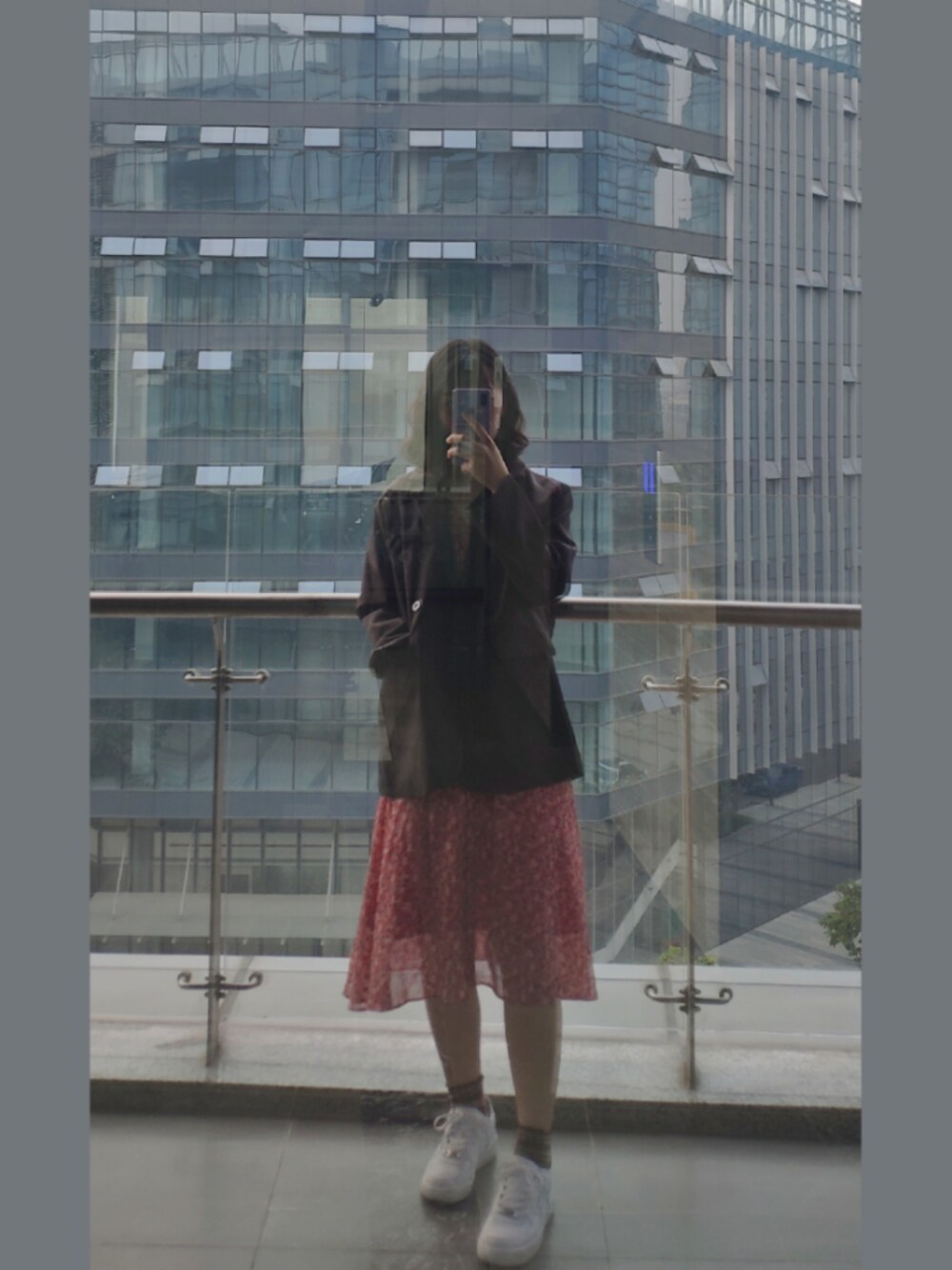 「休闲、上班、连衣裙、NIKE、通勤穿搭」｜「NIKEのアイテム（シューズ、ホワイト系）」を使った、熬夜甜心冠军さん（レディース・164cm）の秋コーディネートの1枚目の写真