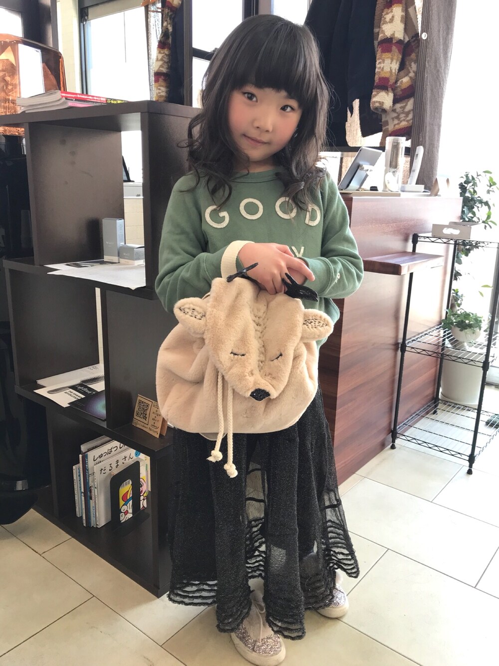 「美容室、カドー、年長、トナカイリュック、ミックスコーデ」｜「ZARA KIDSのアイテム（バックパック/リュック、ベージュ系）」を使った、RINKA&REIさん（キッズ・120cm）の冬コーディネートの1枚目の写真