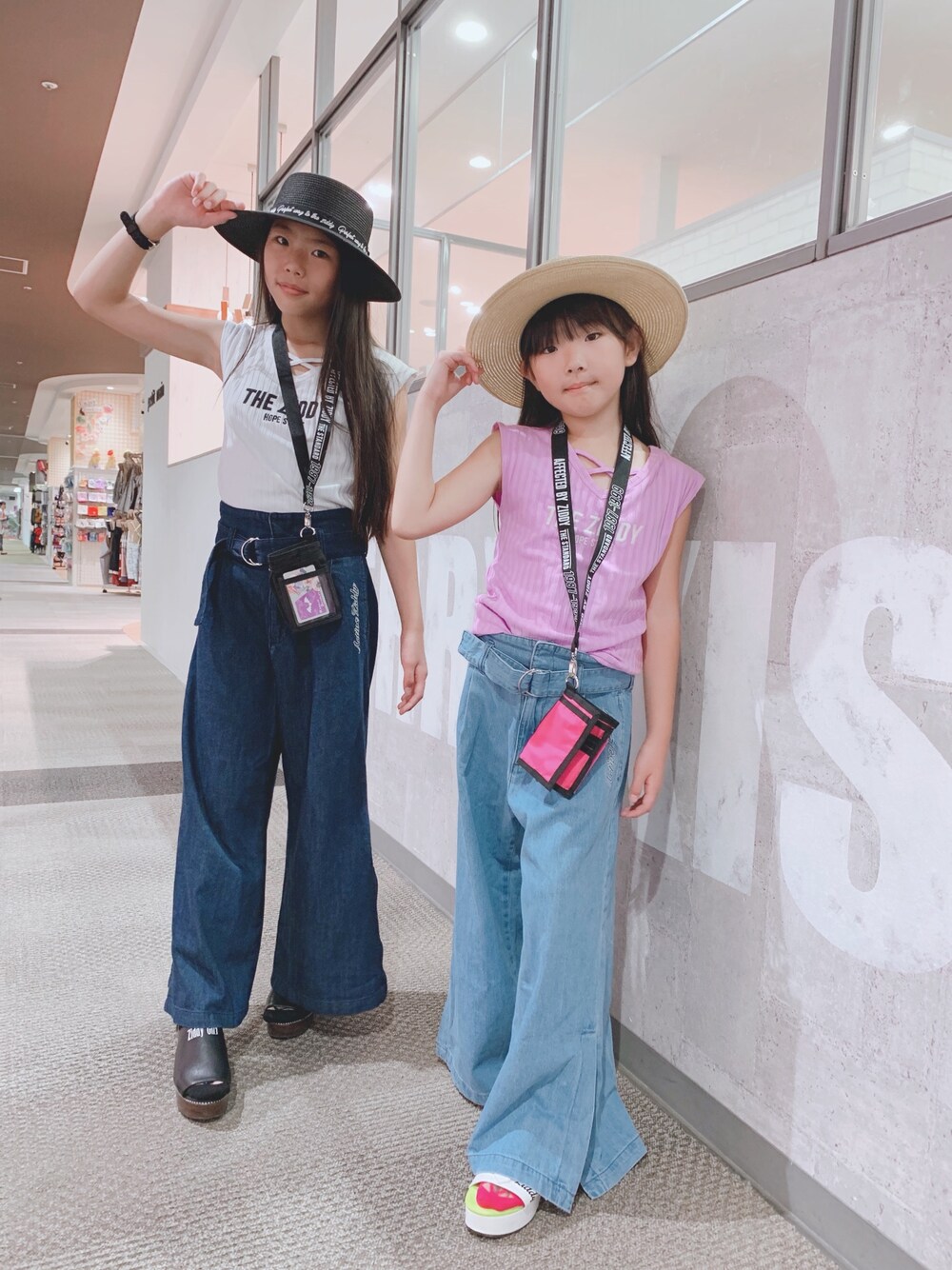 「夏コーデ、カジュアル、女の子、キッズファッション、キッズコーデ、姉妹コーデ、姉妹おそろコーデ、ZIDDY、ziddyコーデ」｜「ZIDDYのZIDDY/【カタログ掲載】リブカットソーロゴＴシャツ（Tシャツ/カットソー、ピンク系）」を使った、RINKA&REIさん（キッズ・148cm）の秋コーディネートの1枚目の写真