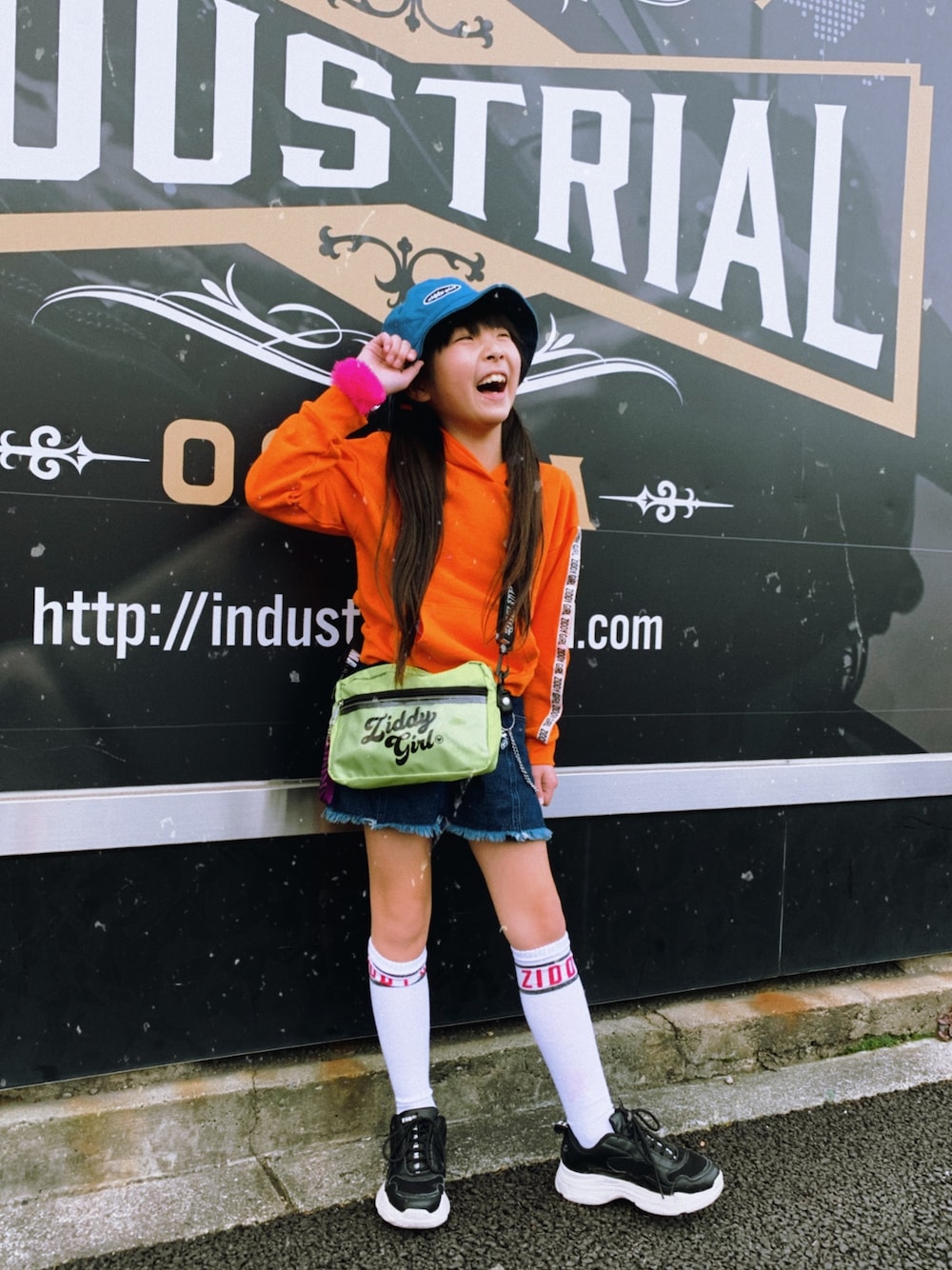 「年末WEAR感謝祭、カジュアル、キッズファッション、小学生、女の子コーデ、スポーツミックス、ZIDDY、ziddygirl」｜「ZIDDYのZIDDY/ロゴテープトレーナーボトムセット（セットアップ、オレンジ系）」を使った、RINKA&REIさん（キッズ・138cm）の冬コーディネートの1枚目の写真