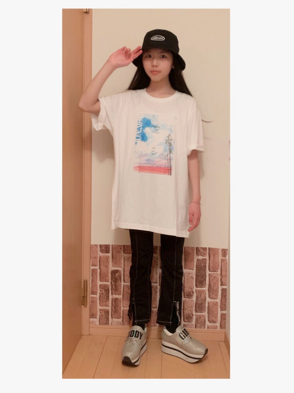 「カジュアルコーデ、キッズコーデ、ZIDDY、UNIQLO、エヴァンゲリオン、エヴァンゲリオンコラボ」｜「UNIQLOのアイテム（トップス、ホワイト系）」を使った、RINKA&REIさん（キッズ・153cm）の春コーディネートの1枚目の写真