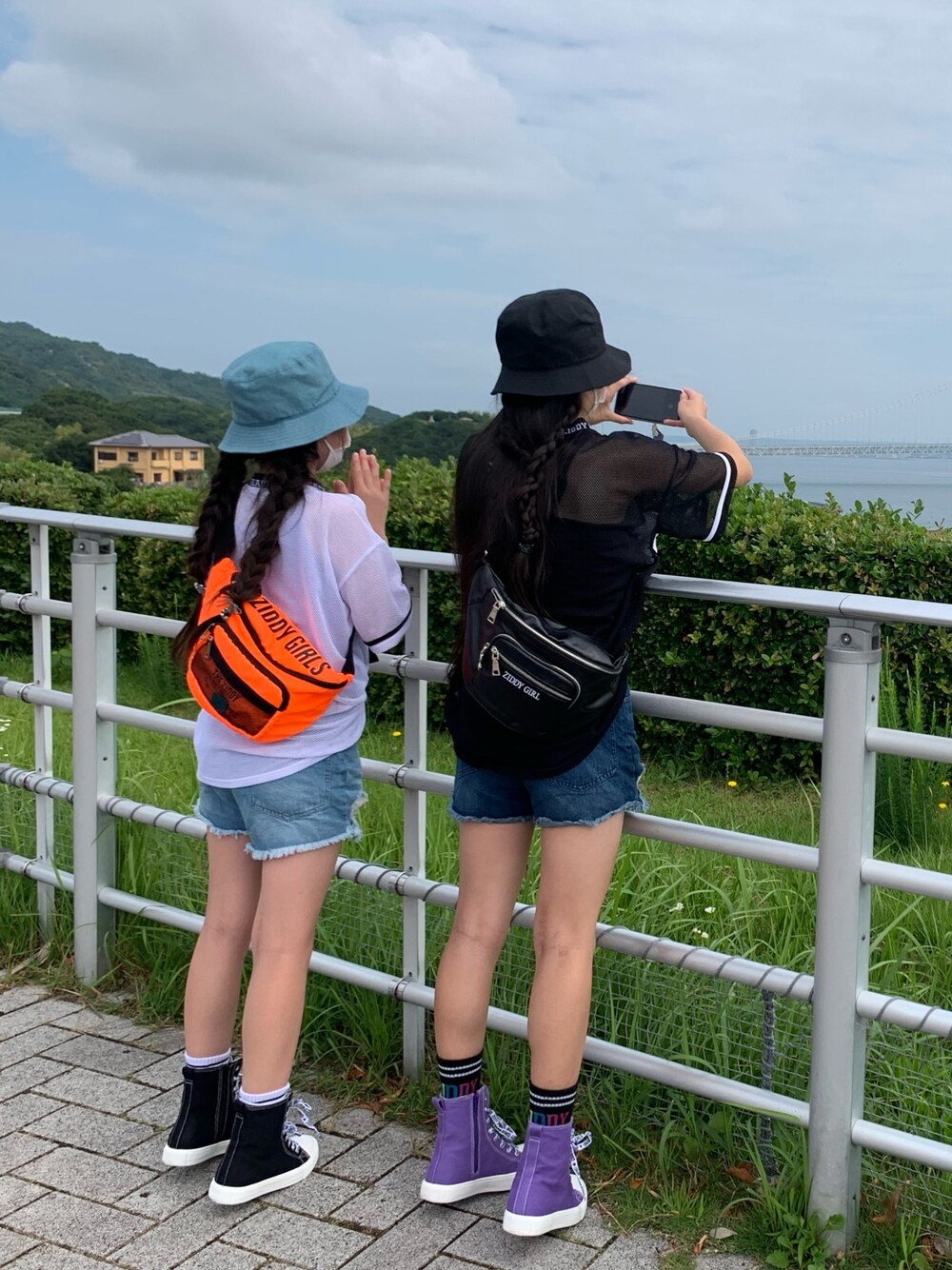 「夏コーデ、キッズコーデ、ZIDDY、ziddyコーデ、ziddygirl、姉妹コーデ、いろちコーデ、小学生コーデ、アクティブコーデ、バケットハット」｜「ZIDDYのZIDDY/合皮 ロゴ ウエストポーチ（ボディバッグ/ウエストポーチ、ブラック系）」を使った、RINKA&REIさん（キッズ・155cm）の夏コーディネートの1枚目の写真