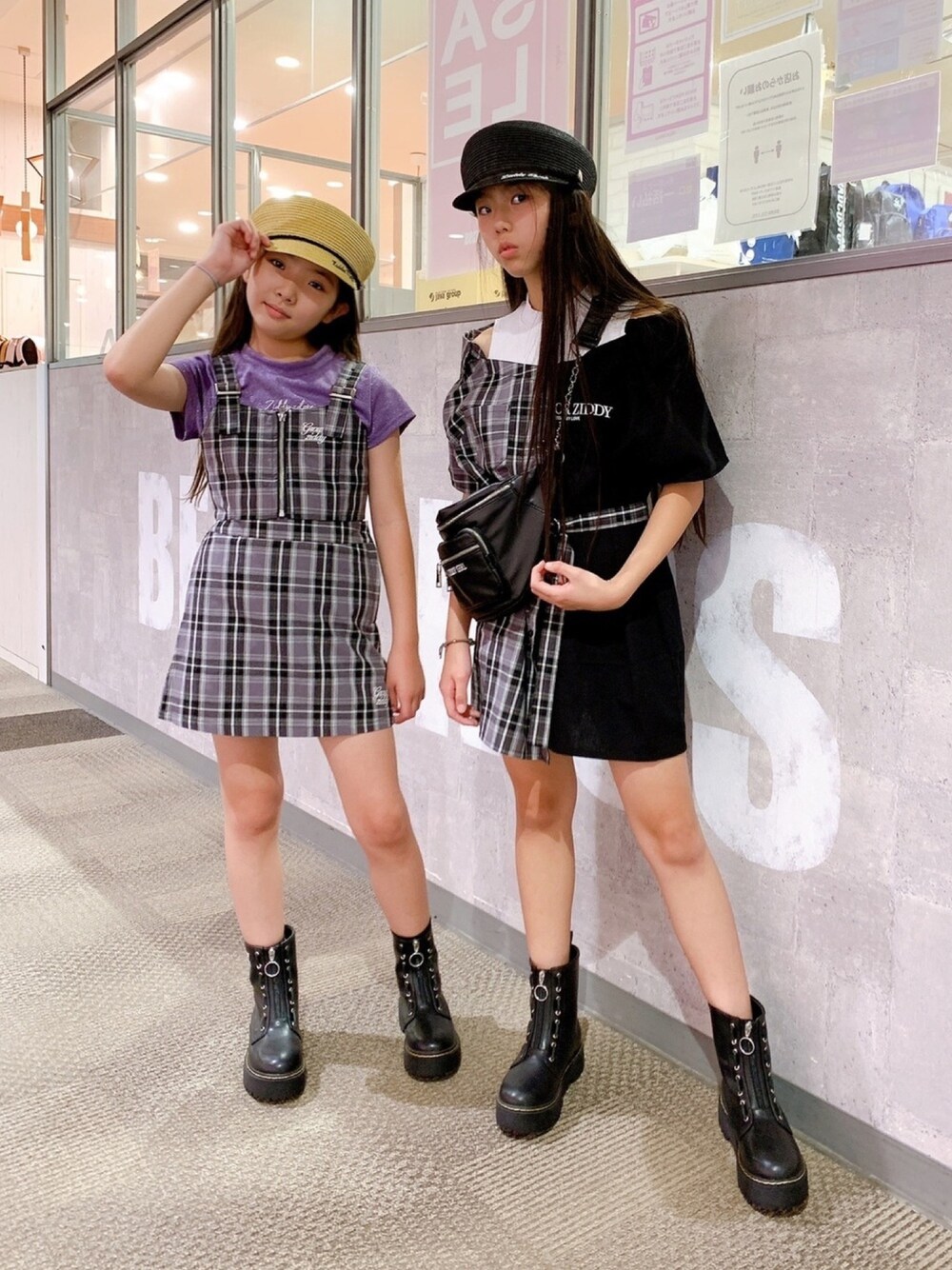 「ブーツ、チェック、アシメ、姉妹、小学生コーデ、姉妹コーデ、ZIDDY、ziddyコーデ、ziddygirl、セットアップ」｜「ZIDDYのZIDDY/ドッキング風 ハーフ チェック シャツ ワンピース ( 130cm 140cm 150cm 160cm )（シャツワンピース、グレー系）」を使った、RINKA&REIさん（キッズ・155cm）の夏コーディネートの1枚目の写真
