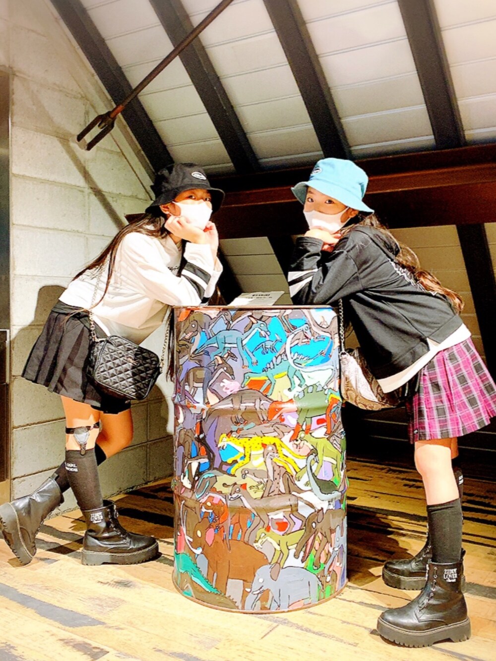 「秋のマイ旬スタイル、ZIDDY、ziddyコーデ、キッズファッション、姉妹コーデ、いろちコーデ」｜「ZIDDYのZIDDY/アジャスター ポケット 付き プリーツスカートパンツ　( 130cm 140cm 150cm 160cm )（スカート、ブラック系）」を使った、RINKA&REIさん（キッズ・155cm）の秋コーディネートの1枚目の写真
