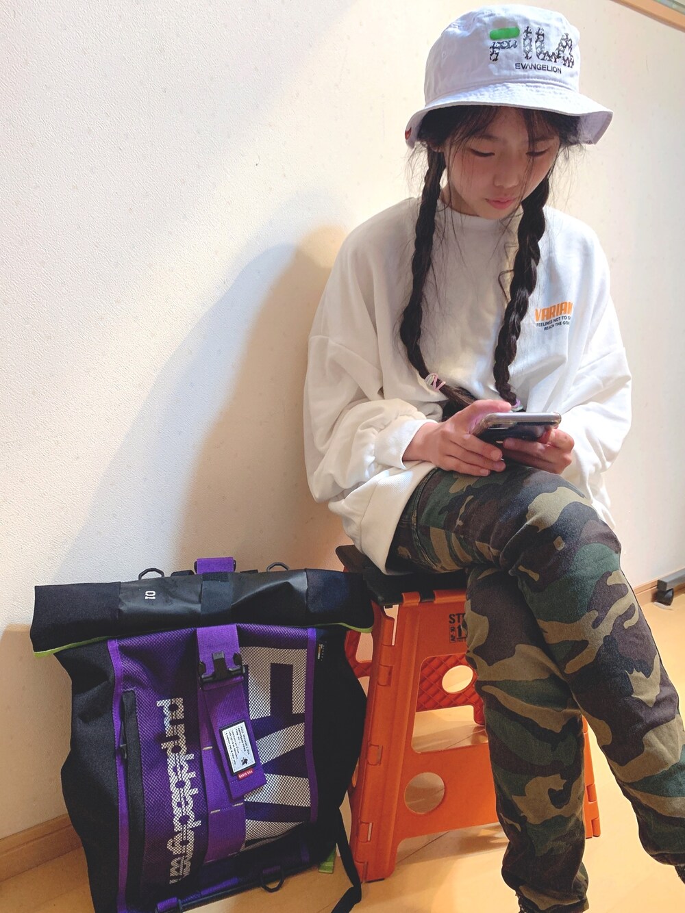 「ビッグシルエット、ミリタリー、バケットハット、主役はカラーパンツ、RADIO EVA、休日スタイル、春夏コーデ、ゆるコーデ、おうちファッション」｜「INGNIの蛍光カラーロゴスウェット／チュニックトップス（Tシャツ/カットソー、ホワイト系）」を使った、RINKA&REIさん（キッズ・157cm）の春コーディネートの1枚目の写真