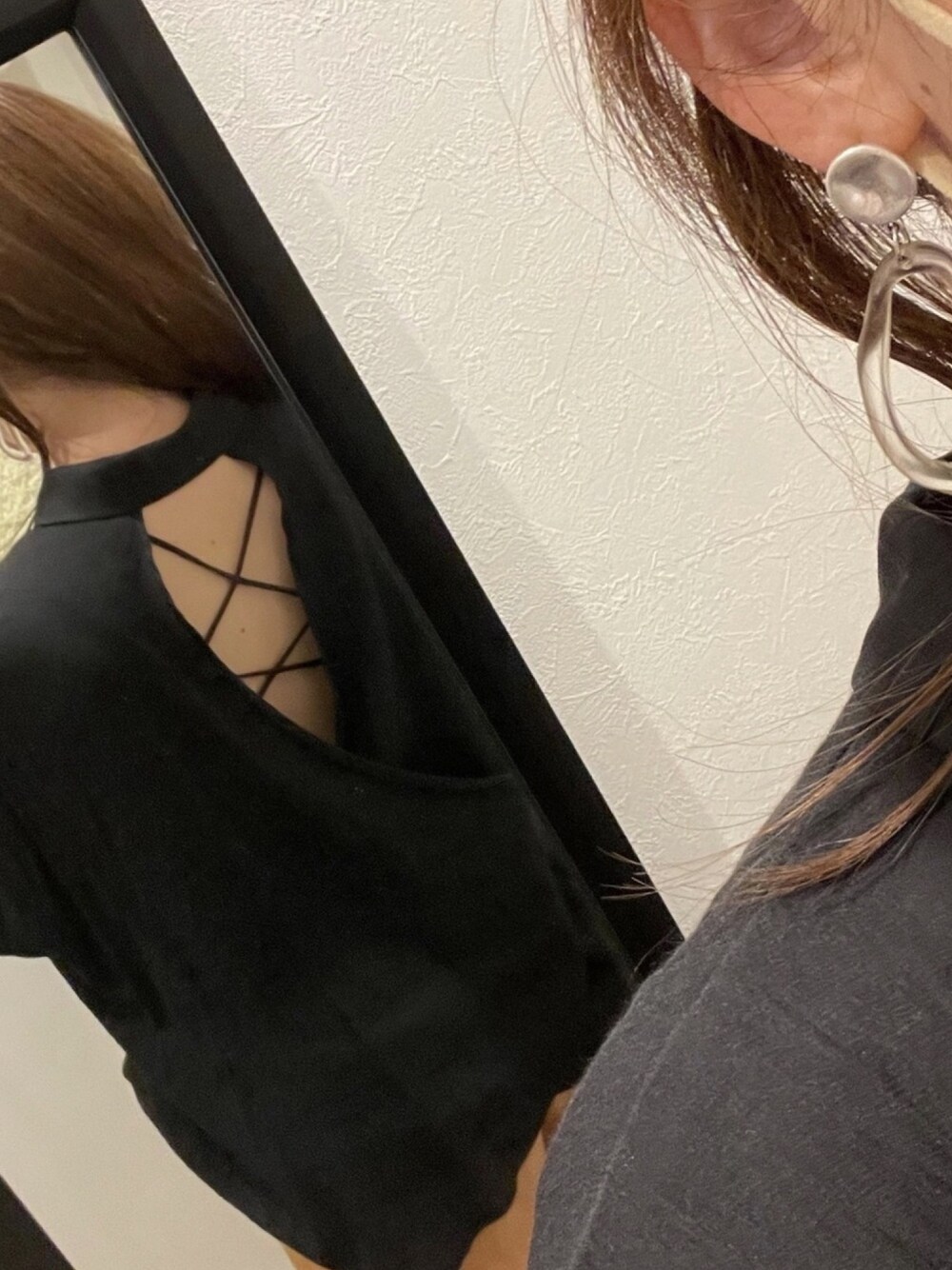 「オトナカジュアル、サテンパンツ、背中あき、プチプラ」｜「select MOCAのシアーライクバックドレープブラウス/背中あきバックデザイントップス（シャツ/ブラウス、ブラック系）」を使った、azureさん（レディース・160cm）の夏コーディネートの1枚目の写真