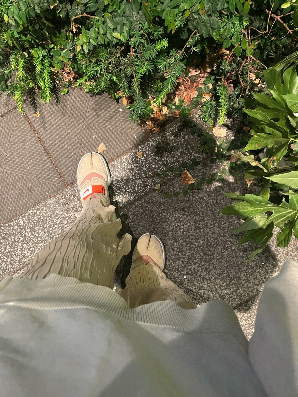 「スニーカーコーデ、プチプラ、エコバッグ、プリーツパンツ」｜「NIKEのNIKE W AQUA RIFT アクア リフト　WDJ4669 200RATTAN/ORANG（スニーカー、ベージュ系）」を使った、azureさん（レディース・160cm）の夏コーディネートの1枚目の写真