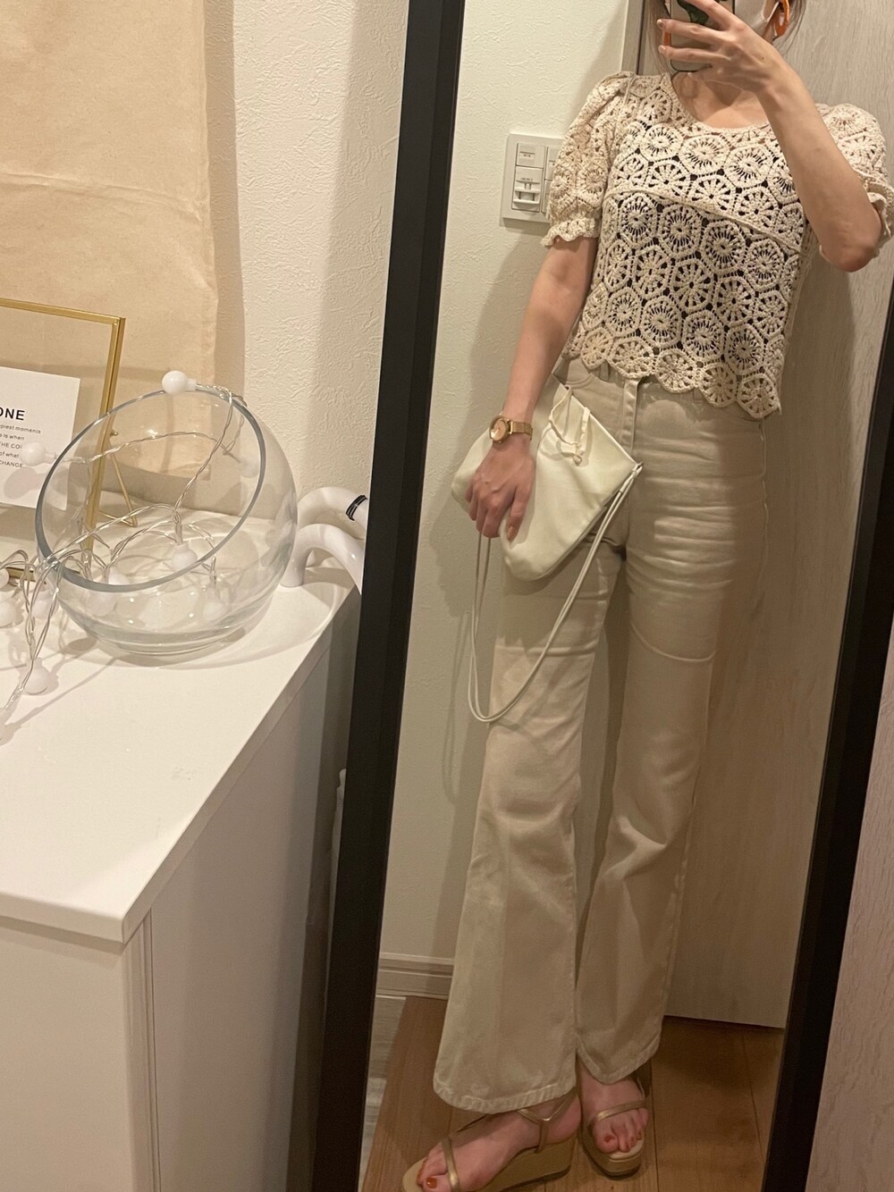 「ベージュコーデ、オトナカジュアル、クロシェ」｜「LOWRYS FARMのカラーデニムフレアパンツ　933375（デニムパンツ、ホワイト系）」を使った、azureさん（レディース・160cm）の夏コーディネートの1枚目の写真