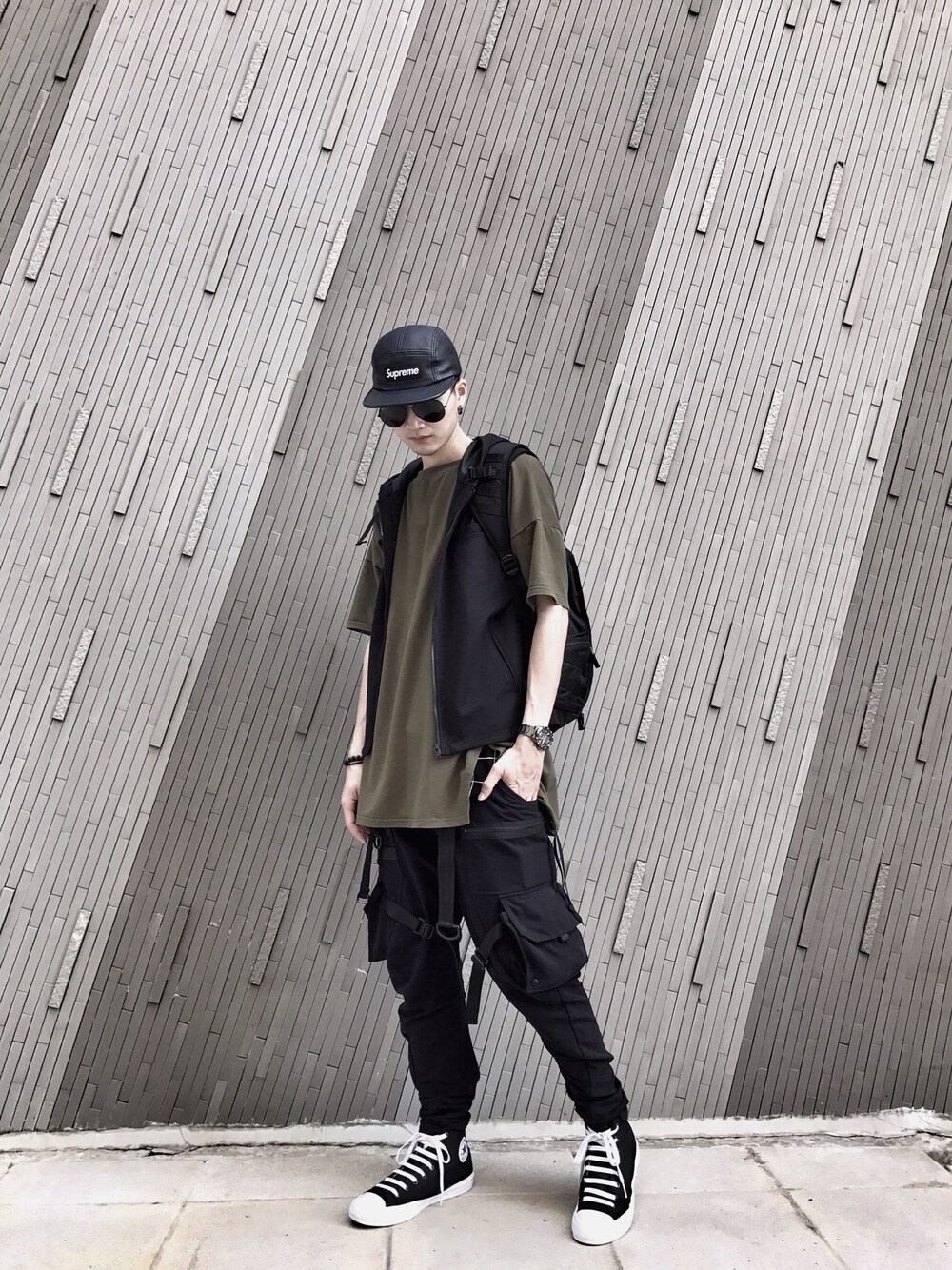 「guerrilla-group、supreme」｜「guerrillagroupのアイテム（チノパンツ、ブラック系）」を使った、Cosmoさん（メンズ・185cm）の春コーディネートの1枚目の写真