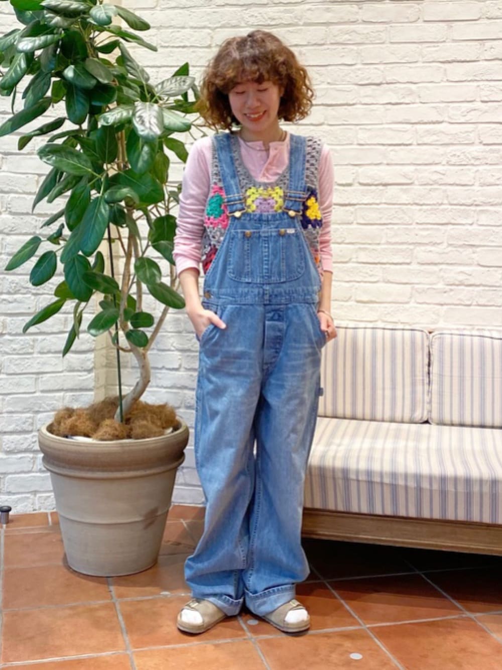 「私の推しブランド、LEE、birkenstock、Ray BEAMS、BEAMS BOY、BEAMS、サロペット、TOWNCRAFT、低身長」｜「Ray BEAMSのLee × Ray BEAMS / 別注 ヴィンテージ オーバーオール（サロペット/オーバーオール、ブルー系）」を使った、Kaho Oishiさん（レディース・150cm）の冬コーディネートの1枚目の写真