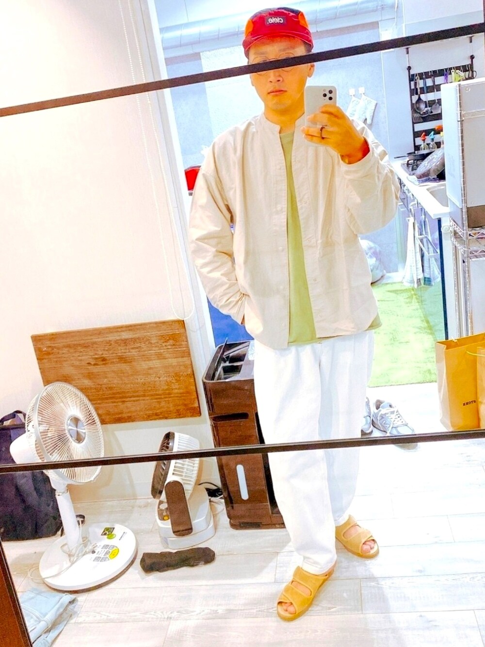 ベージュ系のシャツ/ブラウス、ホワイト系のその他パンツ、ベージュ系のサンダルを着用したメンズの夏コーディネートの1枚目の写真