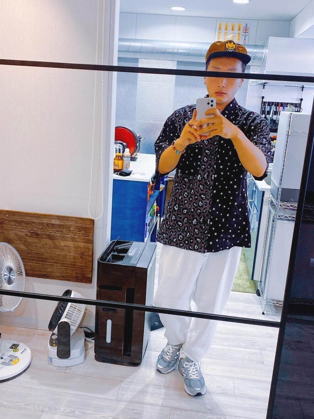 その他のシャツ/ブラウス、ホワイト系のその他パンツ、グレー系のスニーカーを着用したメンズの夏コーディネートの1枚目の写真