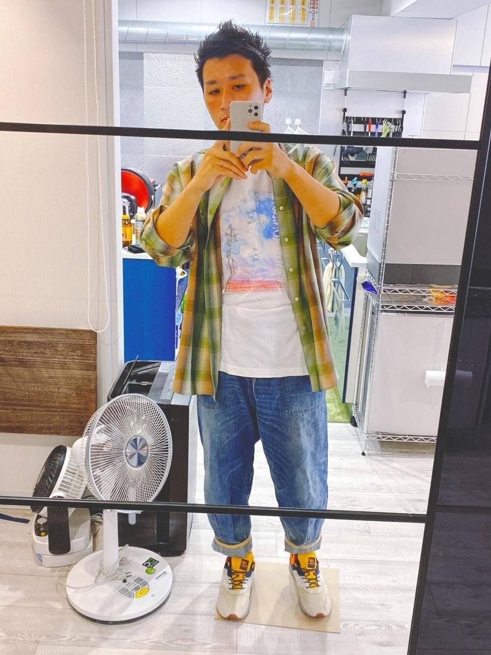 ホワイト系のTシャツ/カットソー、グリーン系のトップス、ブルー系のその他パンツを着用したメンズの夏コーディネートの1枚目の写真