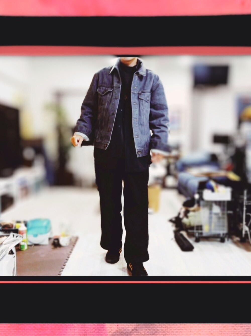 グレー系のデニムジャケット、ブラック系のデニムパンツ、ブラック系のスニーカーを着用したメンズの秋コーディネートの1枚目の写真