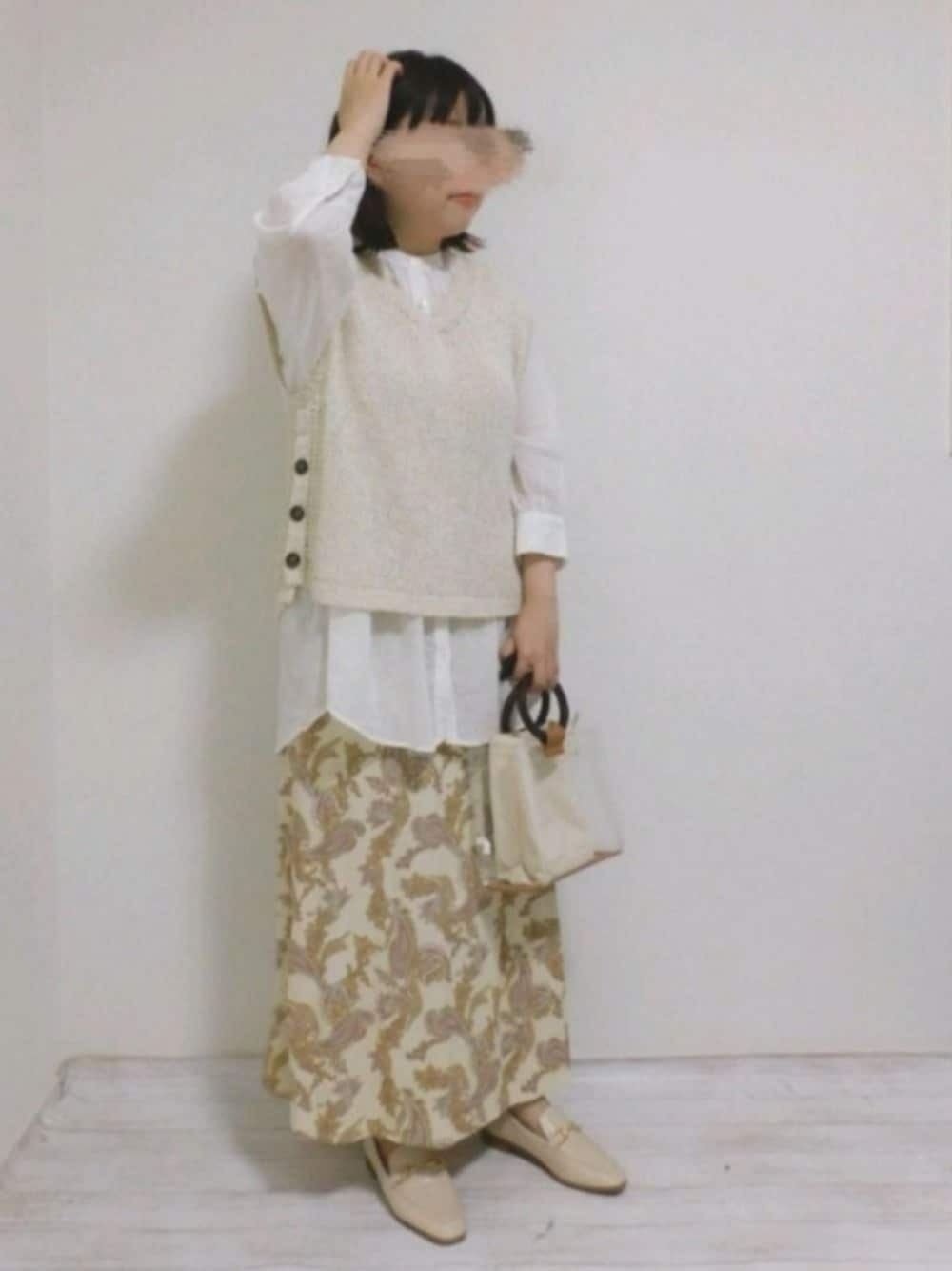 ベージュ系のTシャツ/カットソー、ホワイト系のシャツ/ブラウス、ベージュ系のスカートを着用したレディースの春コーディネートの1枚目の写真