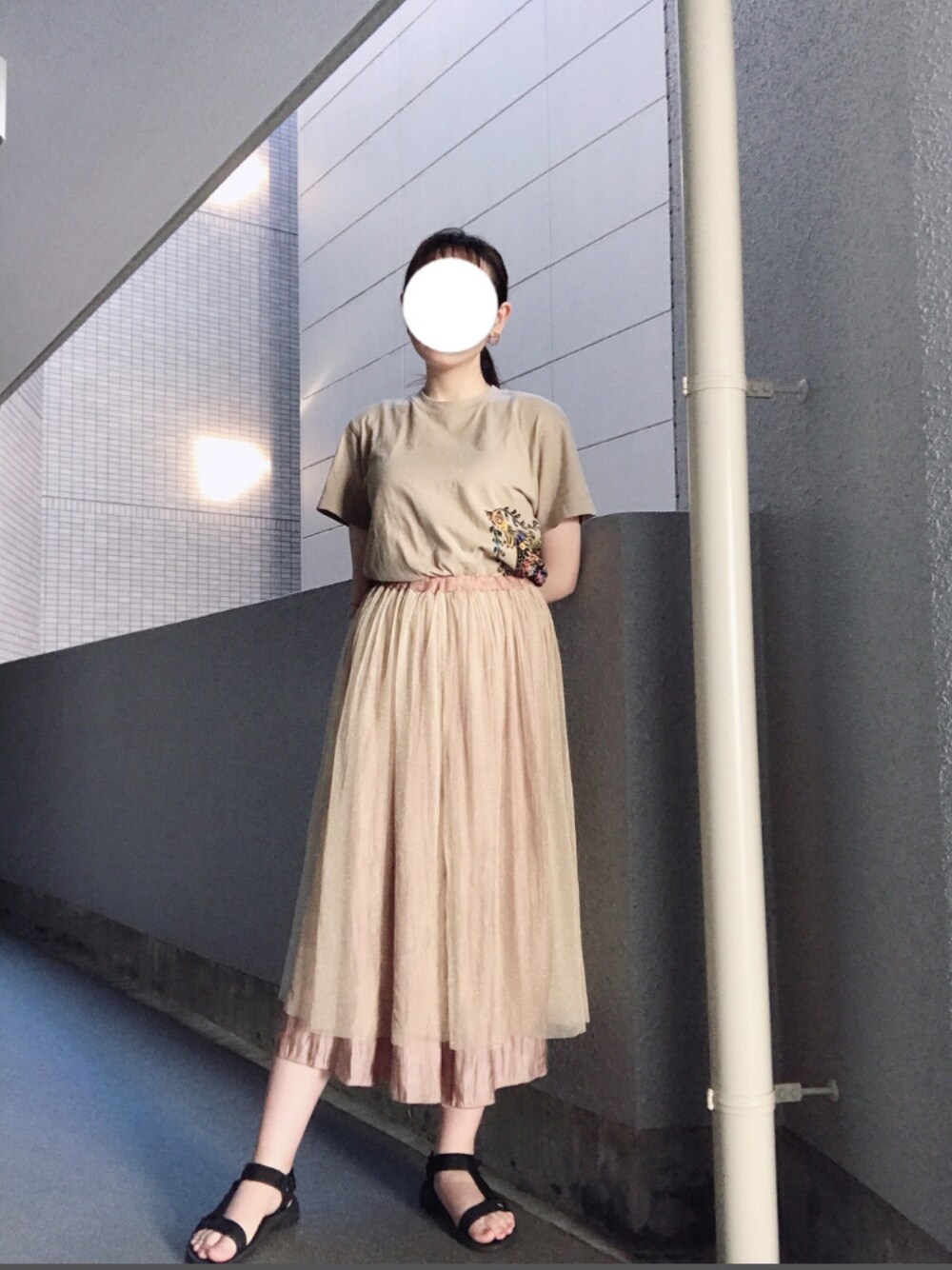 ベージュ系のTシャツ/カットソー、ベージュ系のスカートを着用したレディースの夏コーディネートの1枚目の写真