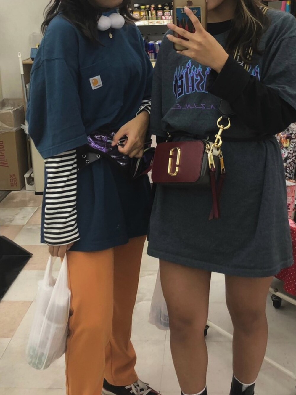 「ユニバ、シミラールック、ロンT、半袖シャツ、カラーパンツ、vintage」｜「Carharttのcarhartt/カーハート ワンポイント ビッグシルエットポケットTシャツ（Tシャツ/カットソー、ブルー系）」を使った、ユイさん（レディース・152cm）の秋コーディネートの1枚目の写真