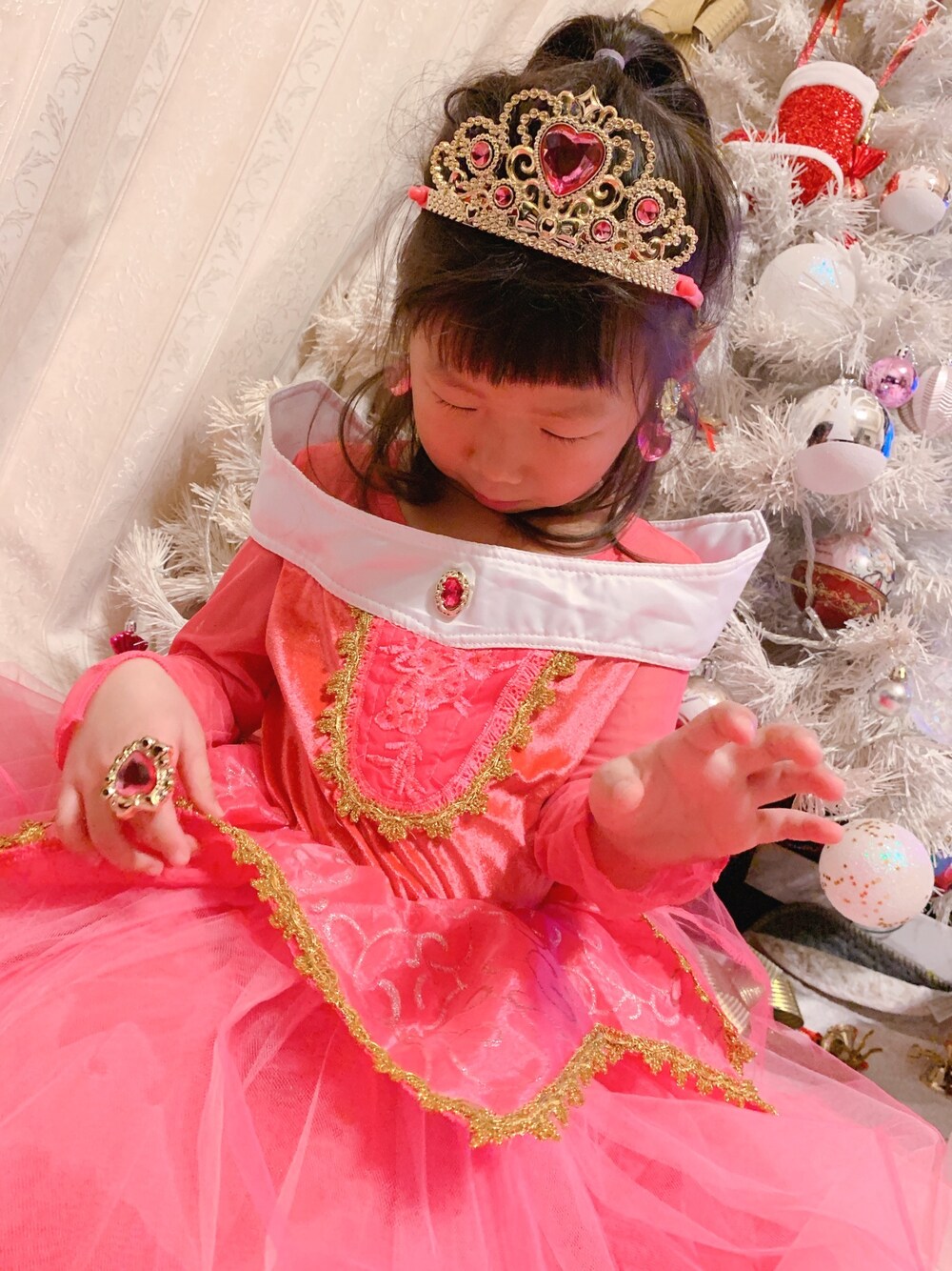 「オーロラ姫♕のアイテム（ドレス、ピンク系）」を使った、kさん（キッズ・100cm）の冬コーディネートの1枚目の写真