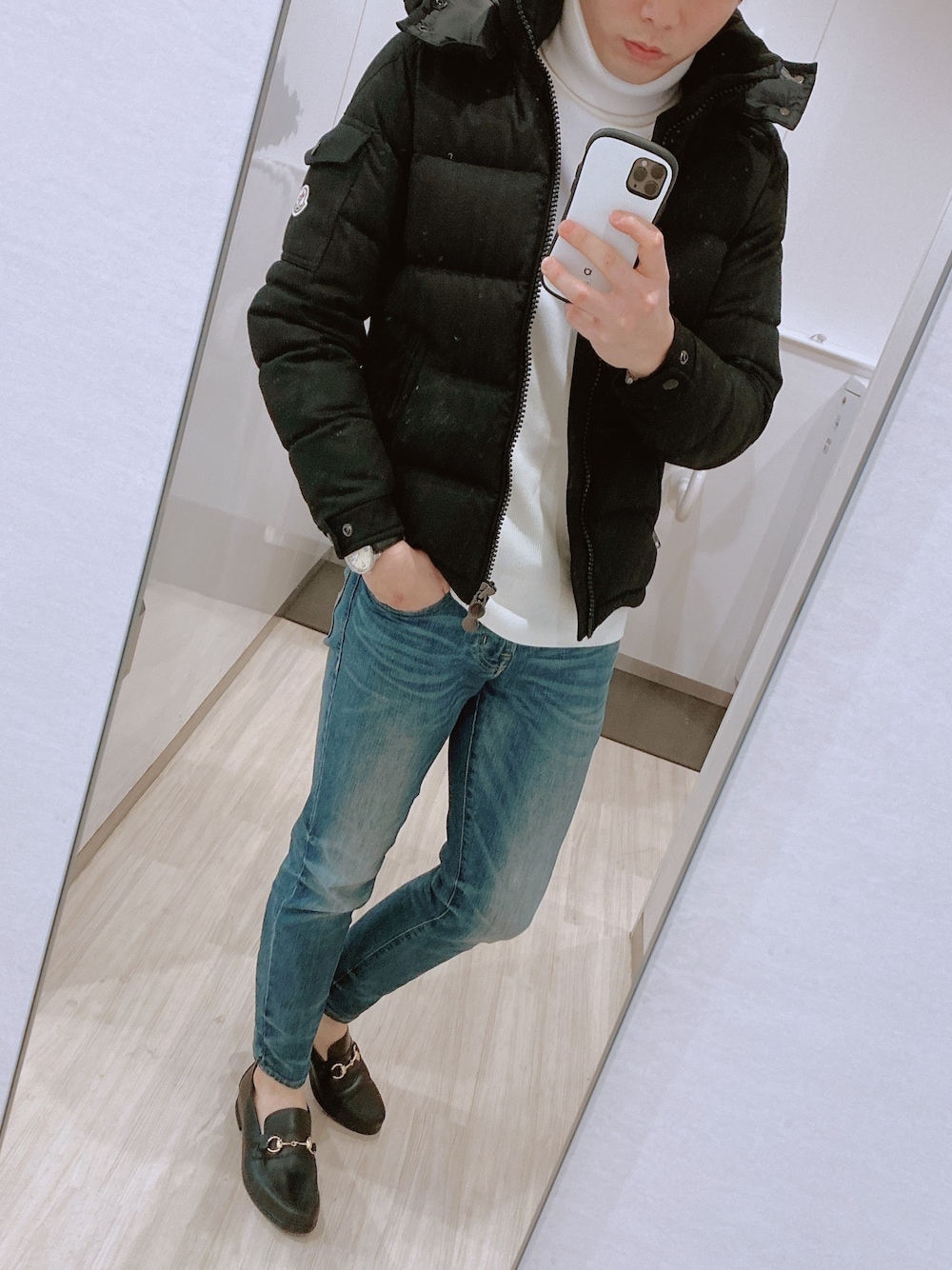 「お洒落さんとつながりたい、モンクレール、ローファー、トイレから失礼しやす」｜「MONCLERのアイテム（ダウンジャケット/コート、ブラック系）」を使った、Na-kiさん（メンズ・170cm）の冬コーディネートの1枚目の写真