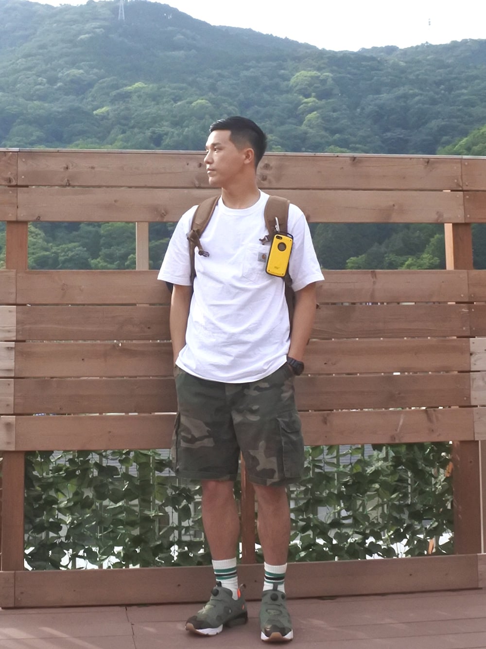 ホワイト系のTシャツ/カットソー、ホワイト系のTシャツ/カットソー、その他のパンツを着用したメンズの春コーディネートの1枚目の写真