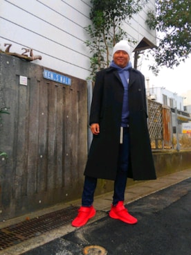「KATHARINE HAMNETT LONDON （キャサリンハムネットロンドン）のアイテム（チェスターコート）」を使った、シェイク・タマブクロさん（メンズ・183cm）の秋コーディネート