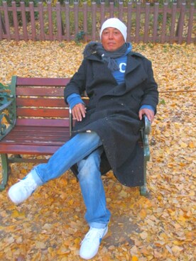 「KATHARINE HAMNETT LONDON （キャサリンハムネットロンドン）のアイテム（チェスターコート）」を使った、シェイク・タマブクロさん（メンズ・183cm）の冬コーディネート