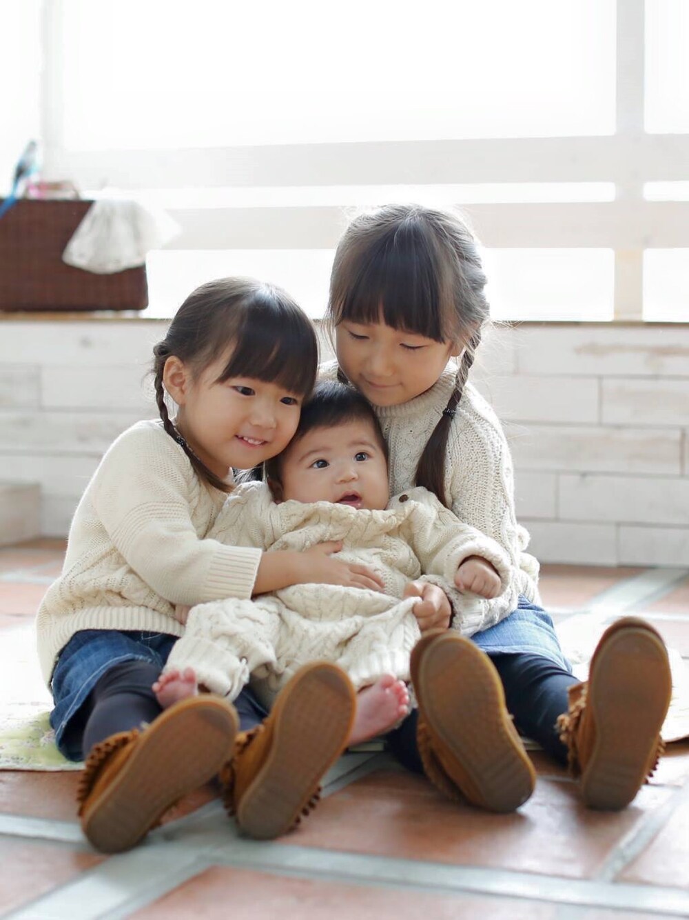 「白のニット、3姉妹」｜「GAPのアイテム（ロンパース、ホワイト系）」を使った、rinoremiri♡さん（キッズ・90cm）の冬コーディネートの1枚目の写真