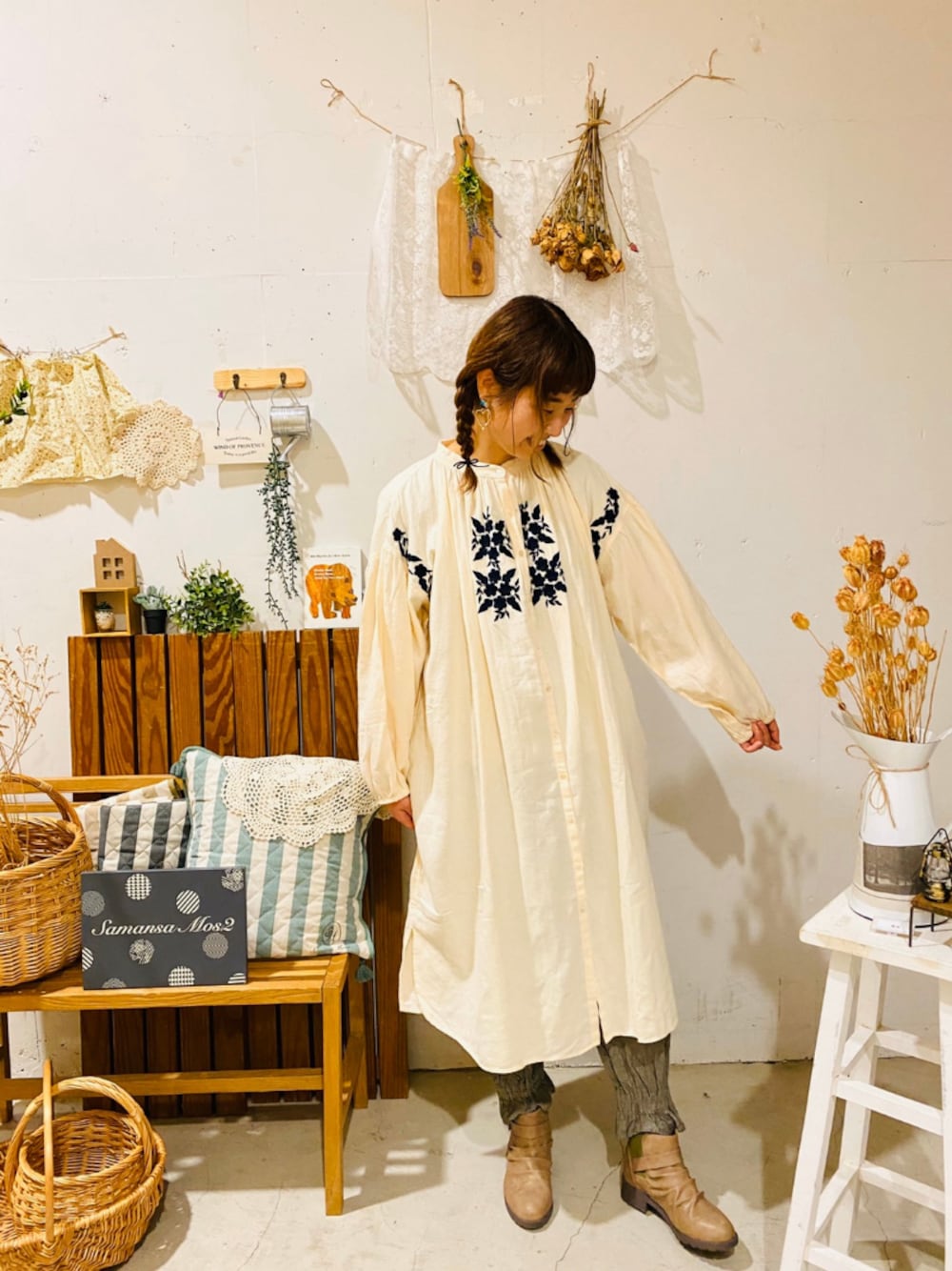 「ワンピース、ナチュラル、刺繍、SM2、大人カジュアル、春コーデ、ふんわり、ラクチンコーデ、サマンサ モスモス(Samansa Mos2)、SM2keittio小田原ダイナシティ店」｜「Samansa Mos2の刺繍前開きワンピース（ワンピース、ホワイト系）」を使った、aoki(∵)さん（レディース・165cm）の冬コーディネートの1枚目の写真
