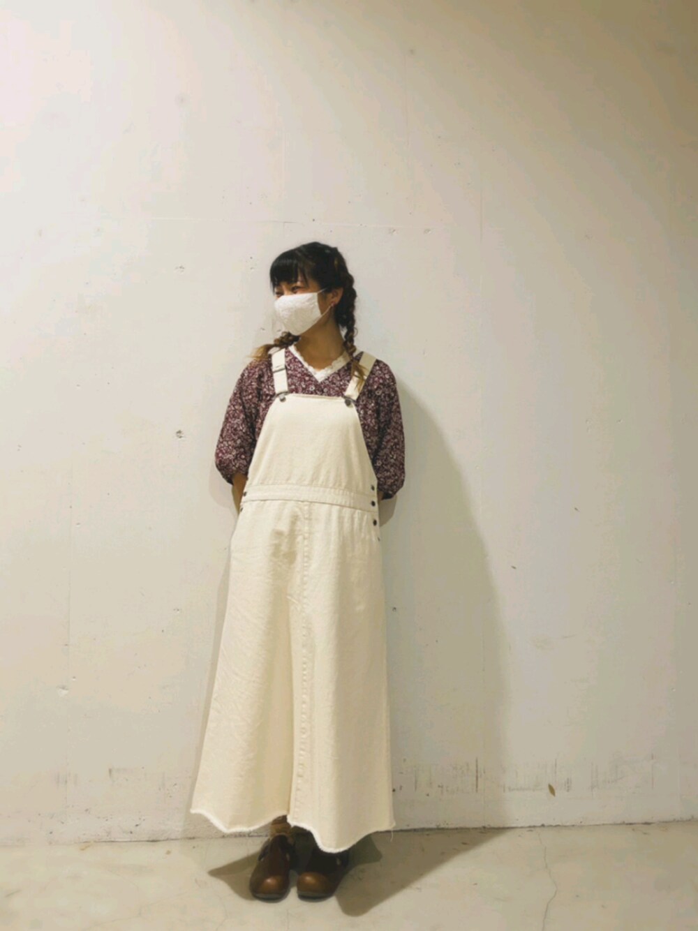 ホワイト系のTシャツ/カットソー、レッド系のシャツ/ブラウス、ホワイト系のジャンパースカートを着用したレディースの秋コーディネートの1枚目の写真