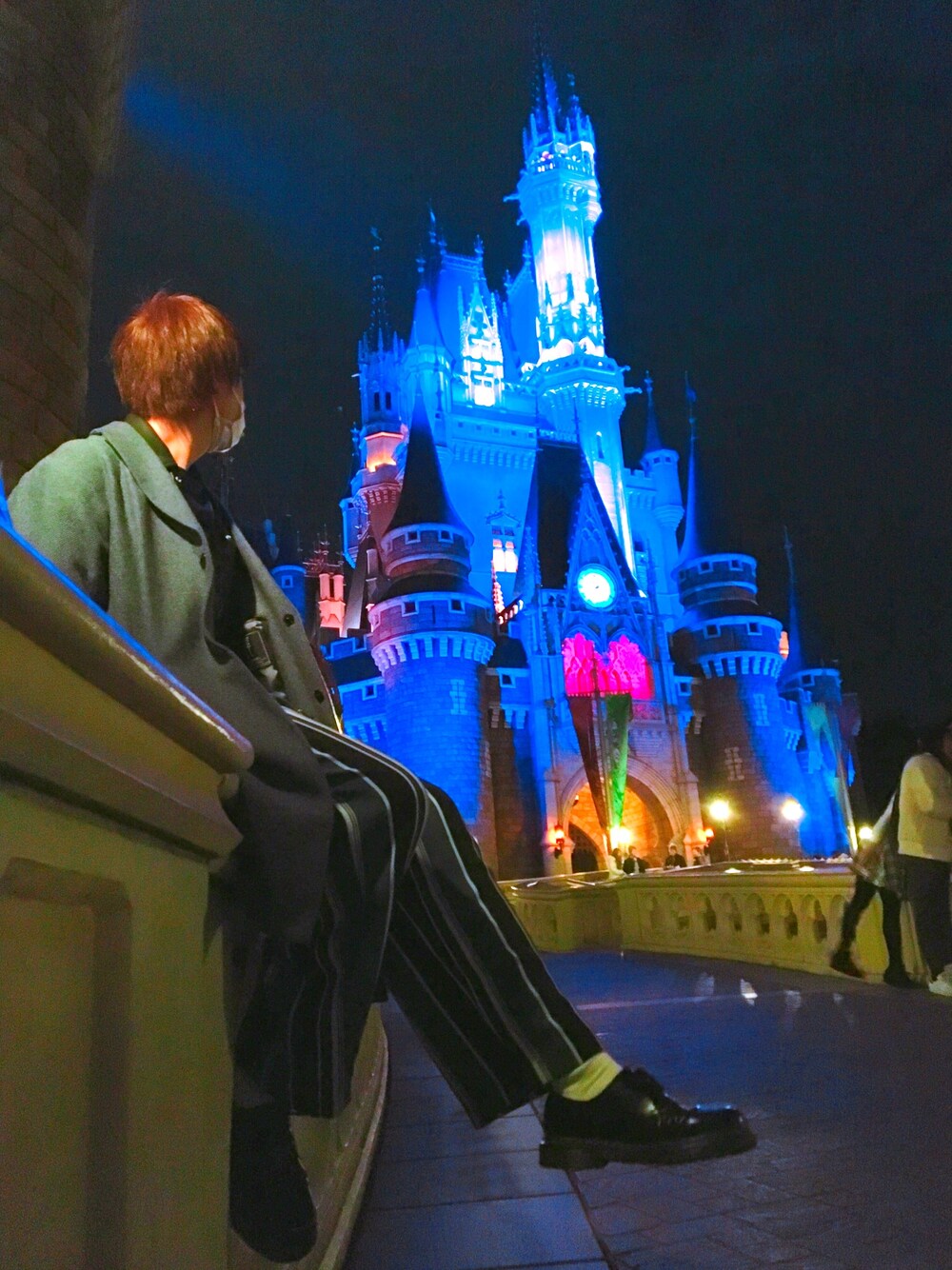 「おしゃれさんと繋がりたい、HARE、Dr.Martens、TDL、キレイめ」｜「HAREのランダムストライプパンツ（HARE)（その他パンツ、ブルー系）」を使った、takumi さん（メンズ・173cm）の冬コーディネートの1枚目の写真