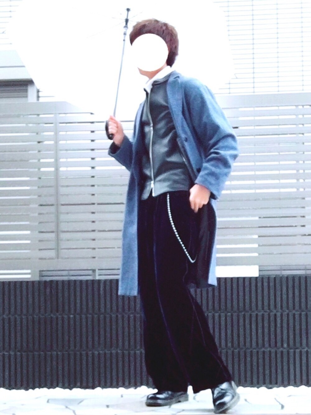 「LIDnM、LIDNMライダースコーデ、革靴、Dr.Martens、HARE、Lui's、UNIQLO、キレイめ、アウターONアウター、げんじさんリスペクト」｜「HAREの尾州ウールツイードチェスターコート(HARE)（チェスターコート、ブルー系）」を使った、takumi さん（メンズ・173cm）の春コーディネートの1枚目の写真