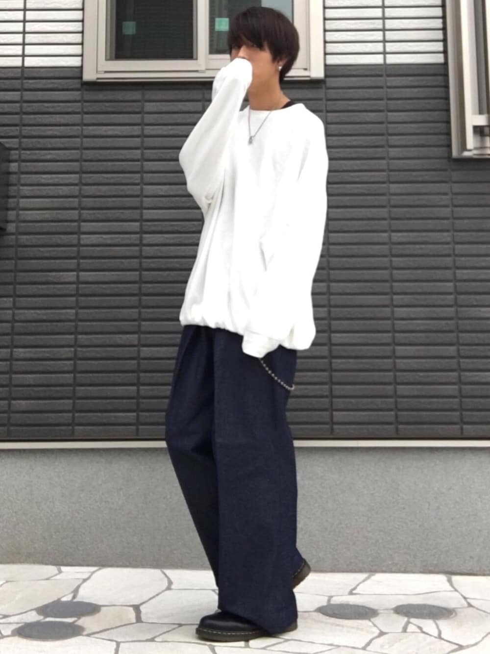 「HARE、JOHN LAWRENCE SULLIVAN、サリバン、ウォレットチェーン、お洒落さんとつながりたい、秋のコーデ、デート服、オーバーサイズ、ワイドパンツ、ワイドデニム」｜「HAREのウルトラBIGスウェット(HARE)（スウェット、ホワイト系）」を使った、takumi さん（メンズ・174cm）の秋コーディネートの1枚目の写真
