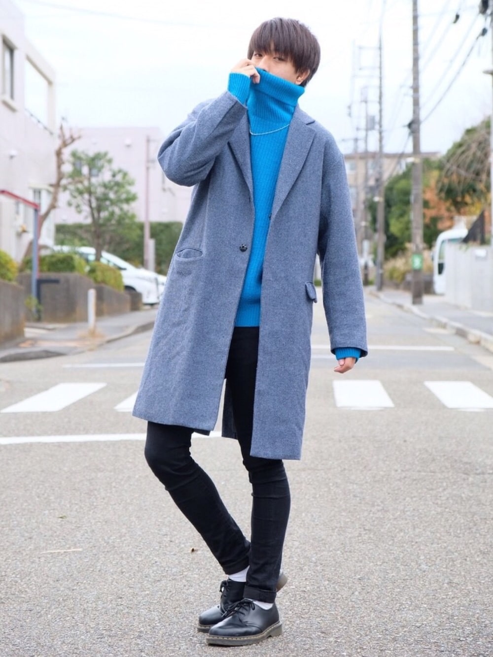 「冬、チェスターコート、青、ニット、HARE、Yシルエット、黒スキニー、スキニーデニム、秋冬コーデ、シンプル」｜「HAREの尾州ウールツイードチェスターコート(HARE)（チェスターコート、ブルー系）」を使った、takumi さん（メンズ・174cm）の冬コーディネートの1枚目の写真