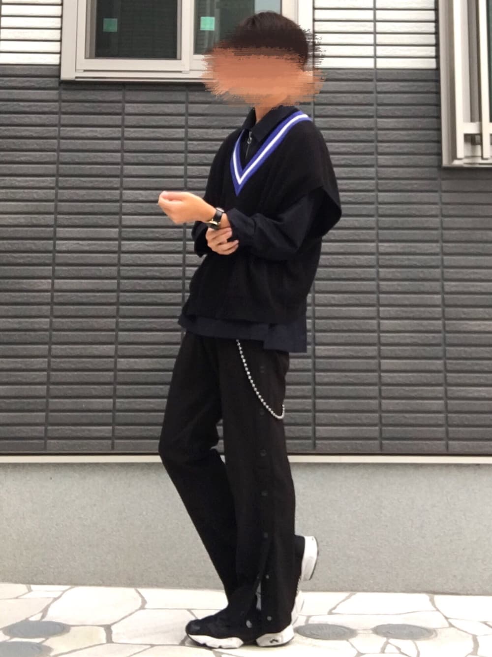 「HARE、ハーフジップ、ニットベスト、ウォレットチェーン、reebok、Daniel Wellington、モード系、秋、お洒落さんとつながりたい、トラックパンツ」｜「HAREのチルデンショートニットベスト(HARE)（ニット/セーター、ブラック系）」を使った、takumi さん（メンズ・174cm）の秋コーディネートの1枚目の写真