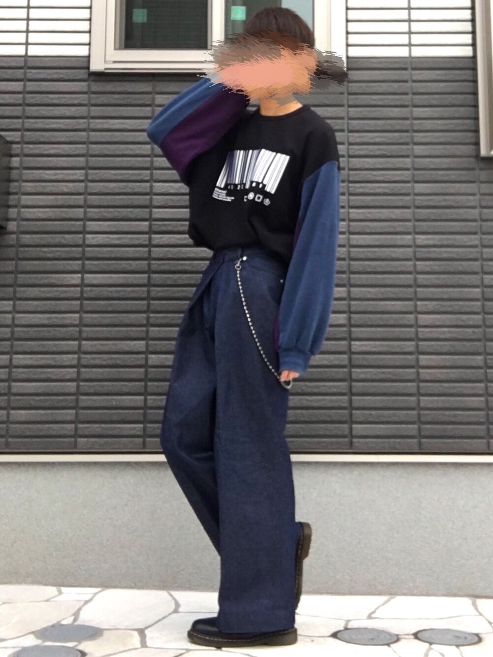 「秋コーデ、スウェット、SHAREEF、バーコード、紫、タックイン、ワイドデニム、ワイドパンツ、ウォレットチェーン、休日スタイル」｜「SHAREEFの”BARCORD” BIG SWEAT（スウェット、グリーン系）」を使った、takumi さん（メンズ・174cm）の秋コーディネートの1枚目の写真