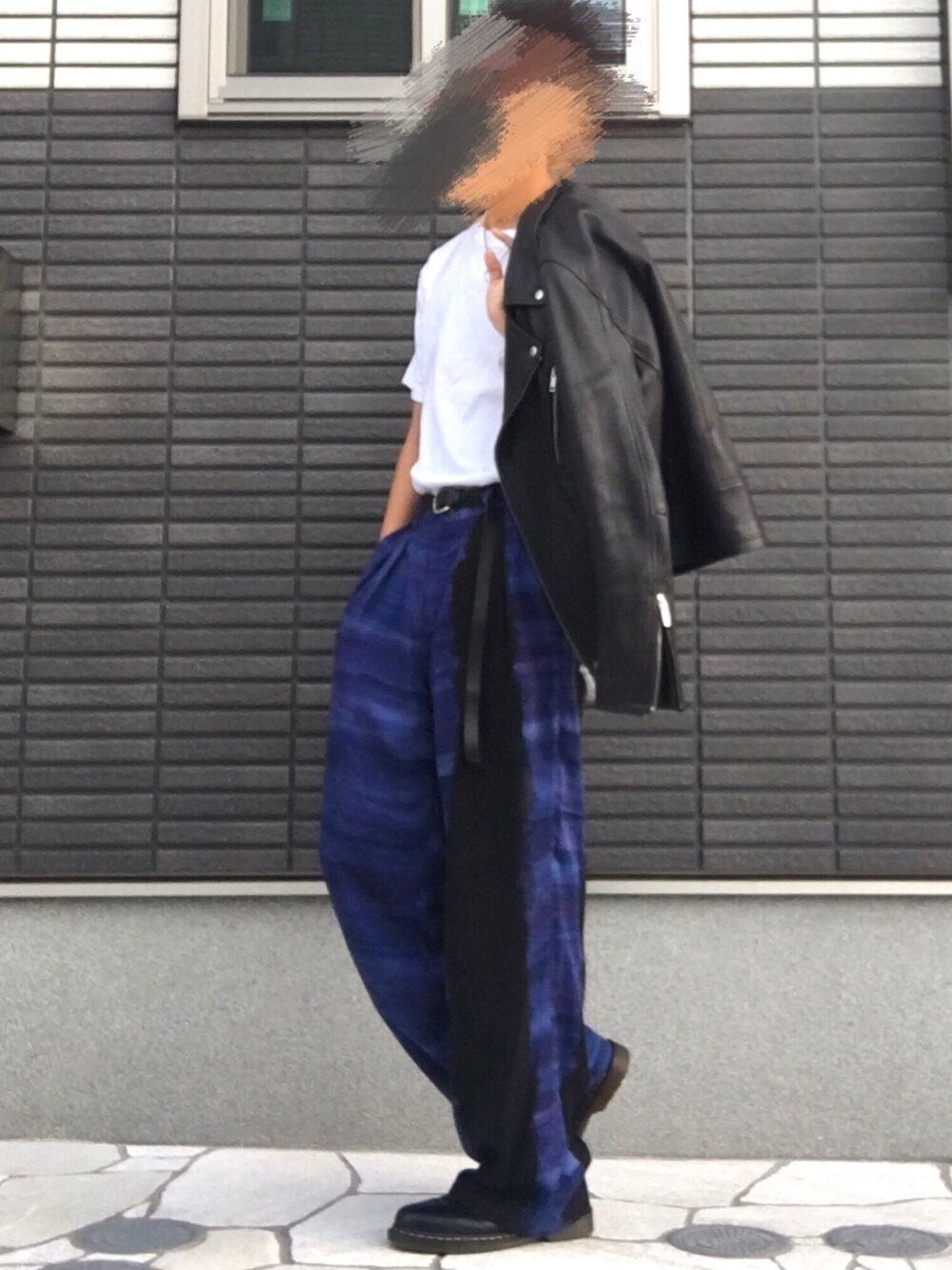 「秋冬コーデ、ライダース、ダブルライダース、カジュアル、白Tシャツ、SHAREEF、グラデーション、タックイン、大学生、HARE」｜「HAREのレザーＷライダース(HARE)（ライダースジャケット、ブラック系）」を使った、takumi さん（メンズ・174cm）の秋コーディネートの1枚目の写真
