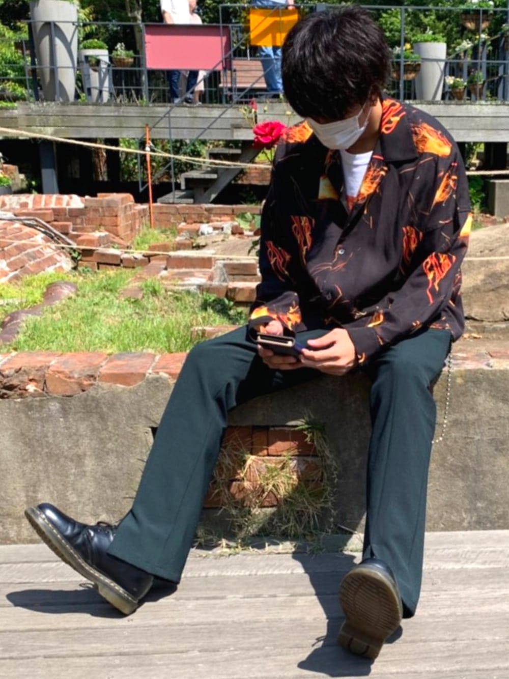 「春夏コーデ、今日のコーデ、SHAREEF、HARE、フォローミー、フレアパンツ、シャツブルゾン、オーバーサイズ、大学生、奇抜」｜「SHAREEFのSPARKLE PT SHIRTS BLOUSON（シャツ/ブラウス、ブラック系）」を使った、takumi さん（メンズ・174cm）の春コーディネートの1枚目の写真