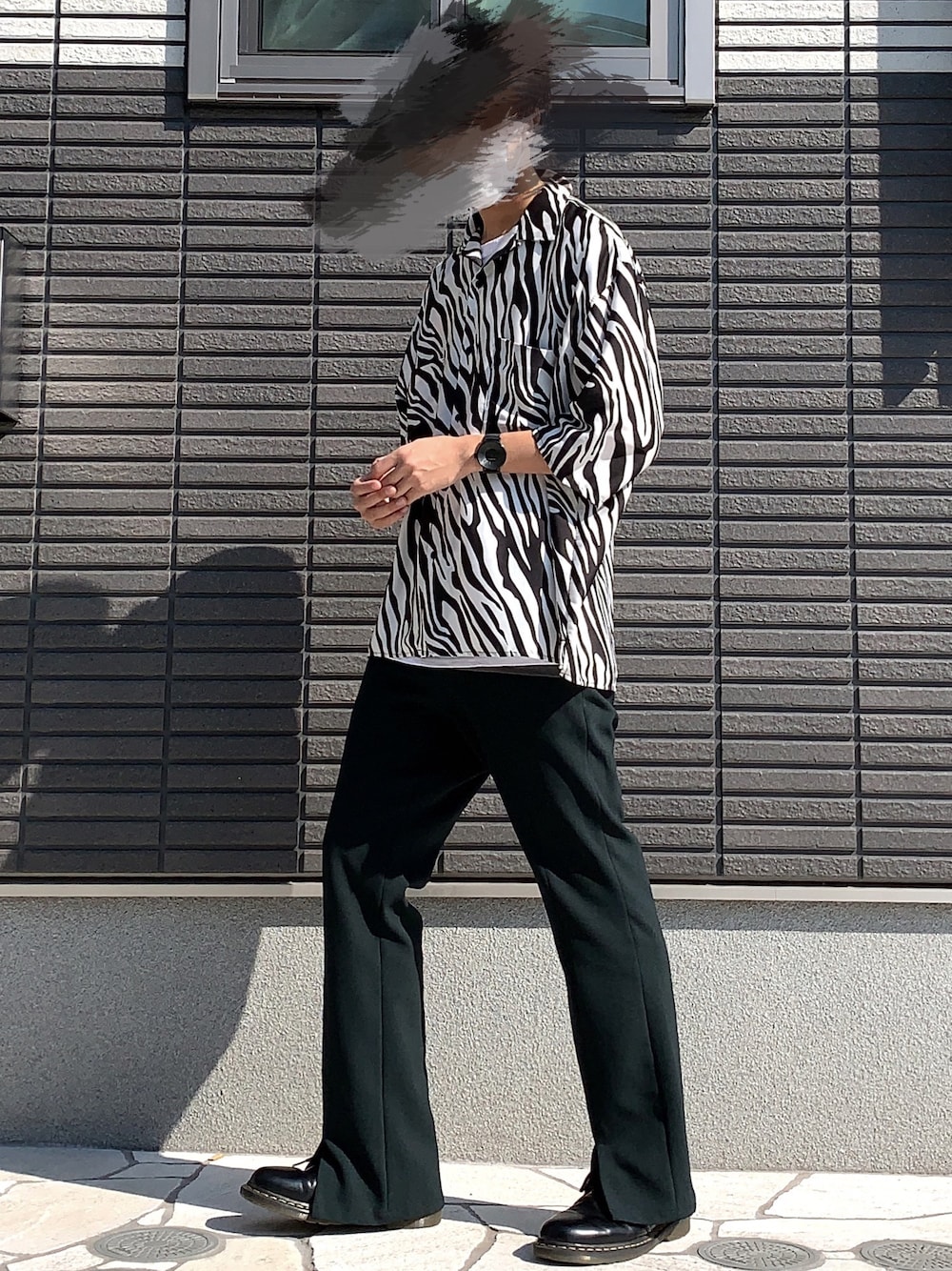 「春夏コーデ、シンプル、夏コーデ、おしゃれさんと繋がりたい、ビッグシルエット、フレアパンツ、HARE、ゼブラ柄、大学生、リラックススタイル」｜「HAREのセンタースリットトラウザー(HARE)（その他パンツ、グリーン系）」を使った、takumi さん（メンズ・174cm）の春コーディネートの1枚目の写真