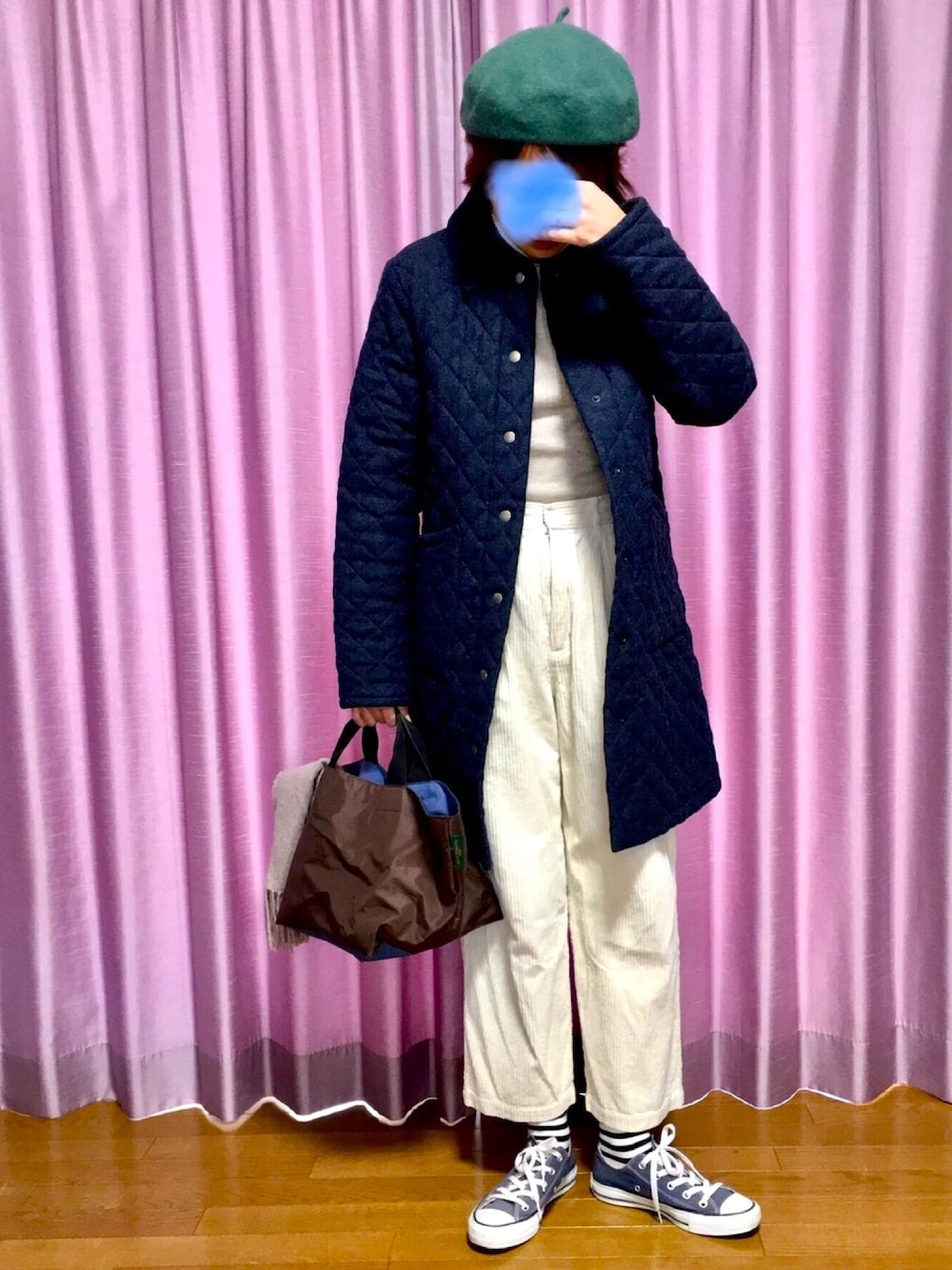 ブルー系のジャケット/アウター、ブルー系のスニーカー、ホワイト系のパンツを着用したレディースの冬コーディネートの1枚目の写真