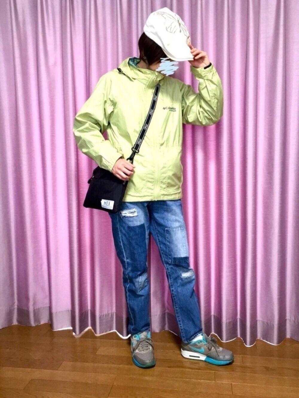 「大人カジュアル、春コーデ、デニム、スニーカー、NIKE、アウトドアスタイル、マウンテンパーカー、ハンチング、着れてない服着ようプロジェクト、スニーカーコーデ」｜「Columbiaのアイテム（マウンテンパーカー、グリーン系）」を使った、ike mieさん（レディース・158cm）の冬コーディネートの1枚目の写真