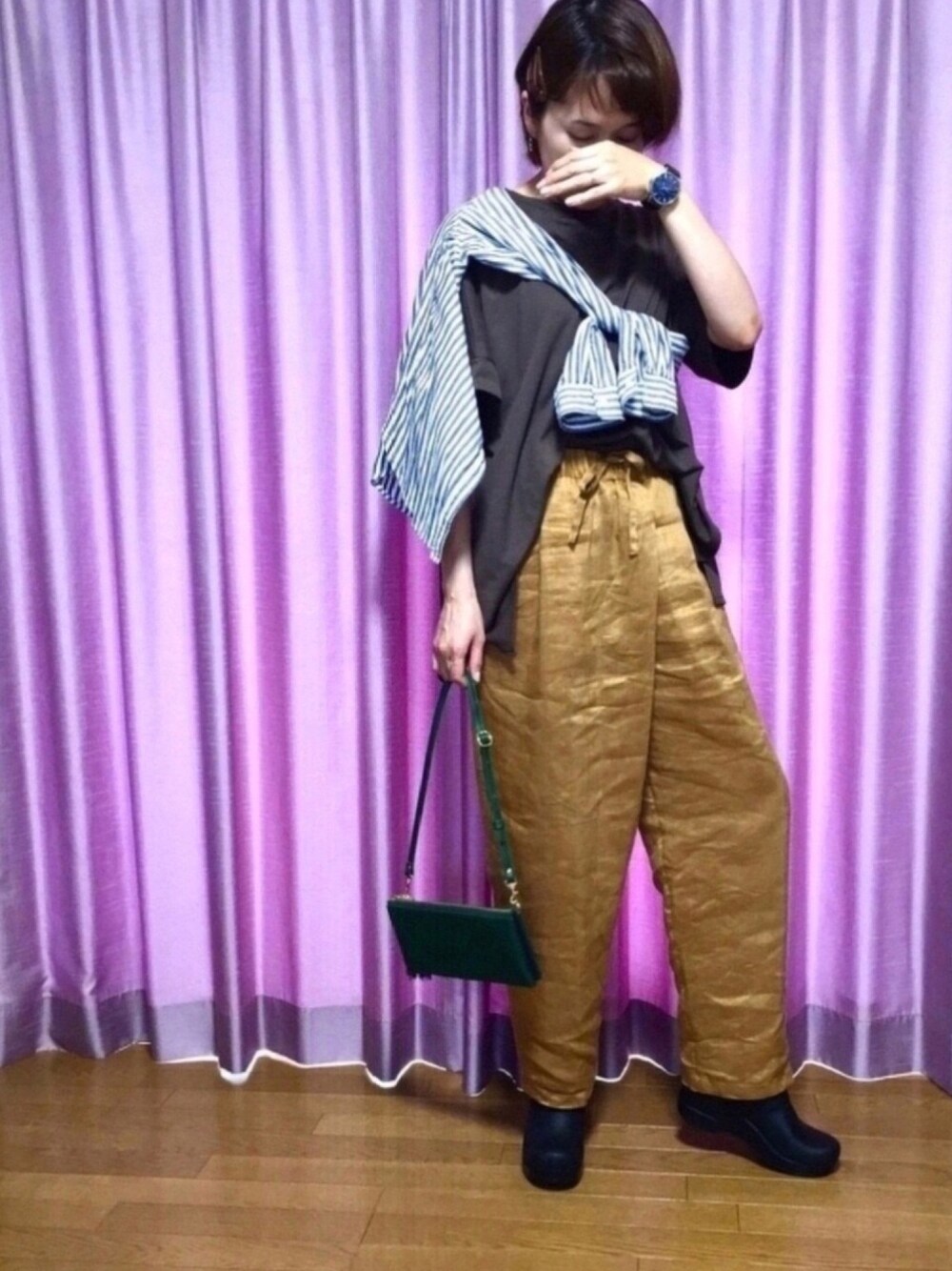 ベージュ系のその他パンツ、ブラック系のその他シューズ、ブラウン系のTシャツ/カットソーを着用したレディースの夏コーディネートの1枚目の写真