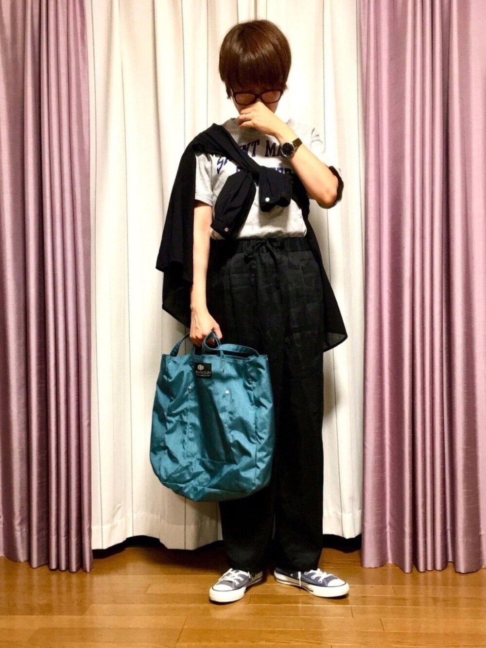 ブラック系のその他パンツ、ブルー系のスニーカー、グレー系のTシャツ/カットソーを着用したレディースの夏コーディネートの1枚目の写真