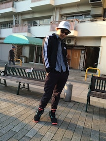 adidas | バケットハット:Montiey
トラックジャケット:adidas
Yシャツ:サブサエティ
パンツ:ラスティックライム
スニーカー:nike(ナイロンジャケット)