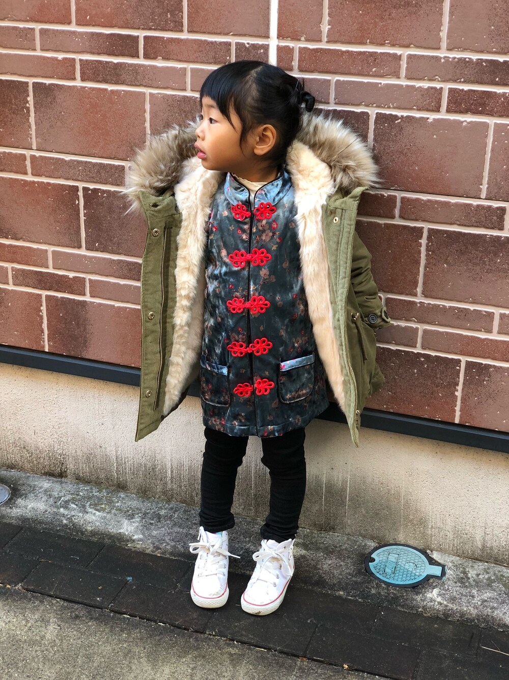 「おんなのこ、冬コーデ、キッズコーデ、女の子、4歳、チャイナシャツ、カーキ、おだんごヘアー、春麗」｜「B:MING by BEAMSのアイテム（トップス、ブルー系）」を使った、maaaro さん（キッズ・100cm）の冬コーディネートの1枚目の写真