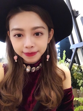 「MONKI（モンキ）のアイテム（アクセサリー）」を使った、Christy Tsangさん（レディース・160cm）の冬コーディネート