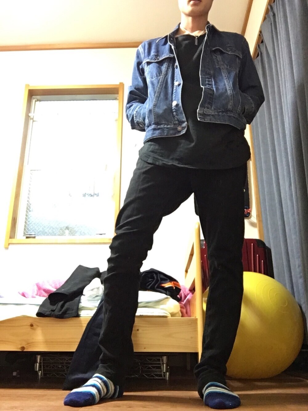 ブラック系のその他パンツを着用したメンズの春コーディネートの1枚目の写真