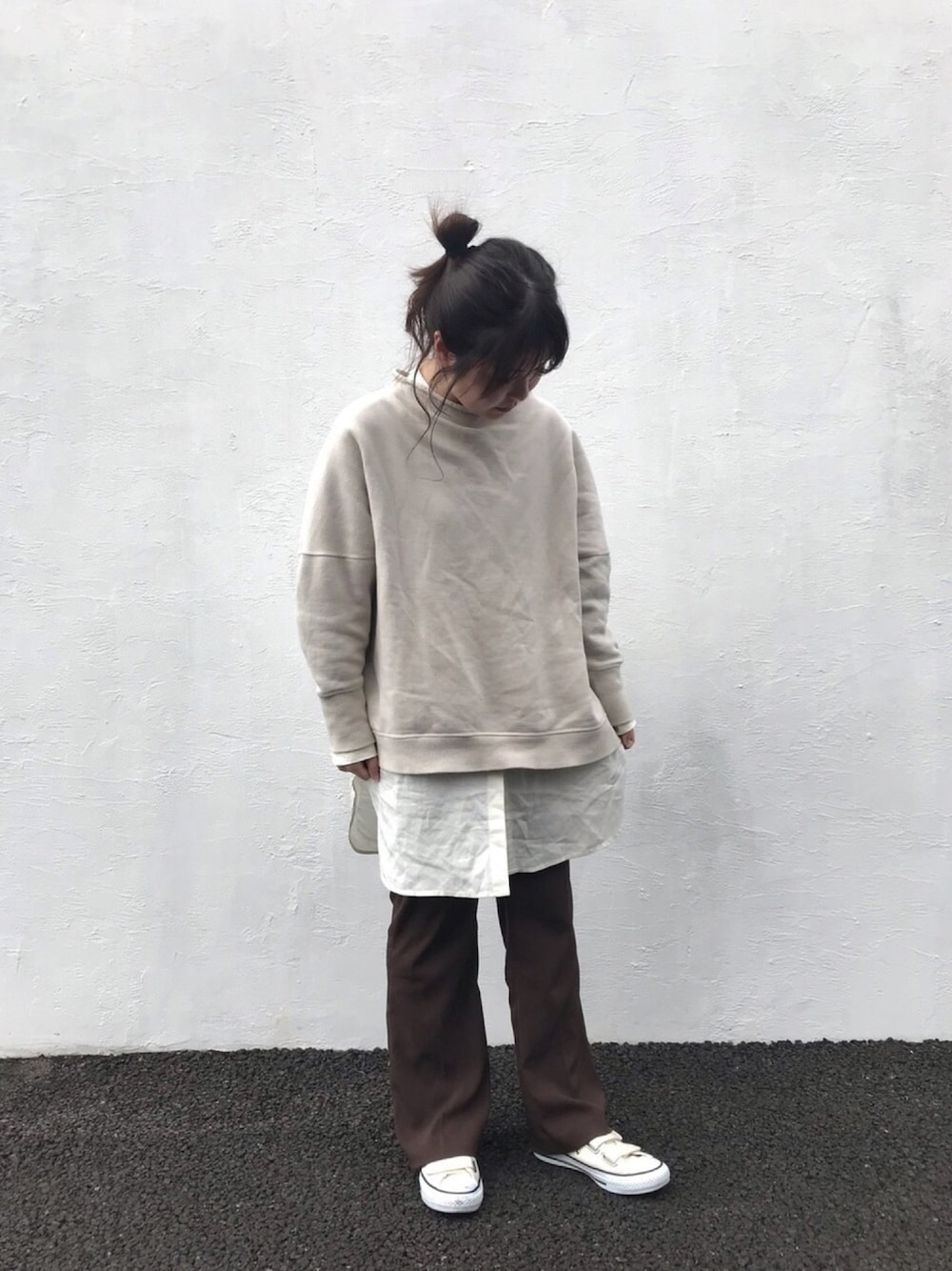 「シンプル、カジュアル」｜「LOWRYS FARMのカラーフレアパンツ　864429（その他パンツ、ブラウン系）」を使った、mayukoさん（レディース・156cm）の春コーディネートの1枚目の写真