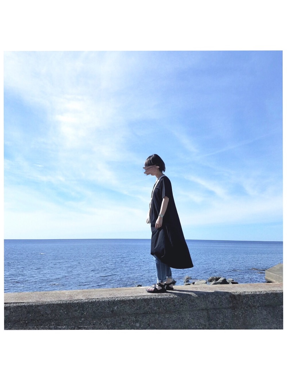 「mizuiro-ind、黒ワンピ、デニム、chaco、サンダル、シンプルコーデ、カジュアル、休日コーデ、海」｜「URBAN RESEARCH DOORS WOMENSのDOORS ボーイズデニムパンツ（デニムパンツ、ブルー系）」を使った、__ri__ka__さん（レディース・153cm）の秋コーディネートの1枚目の写真
